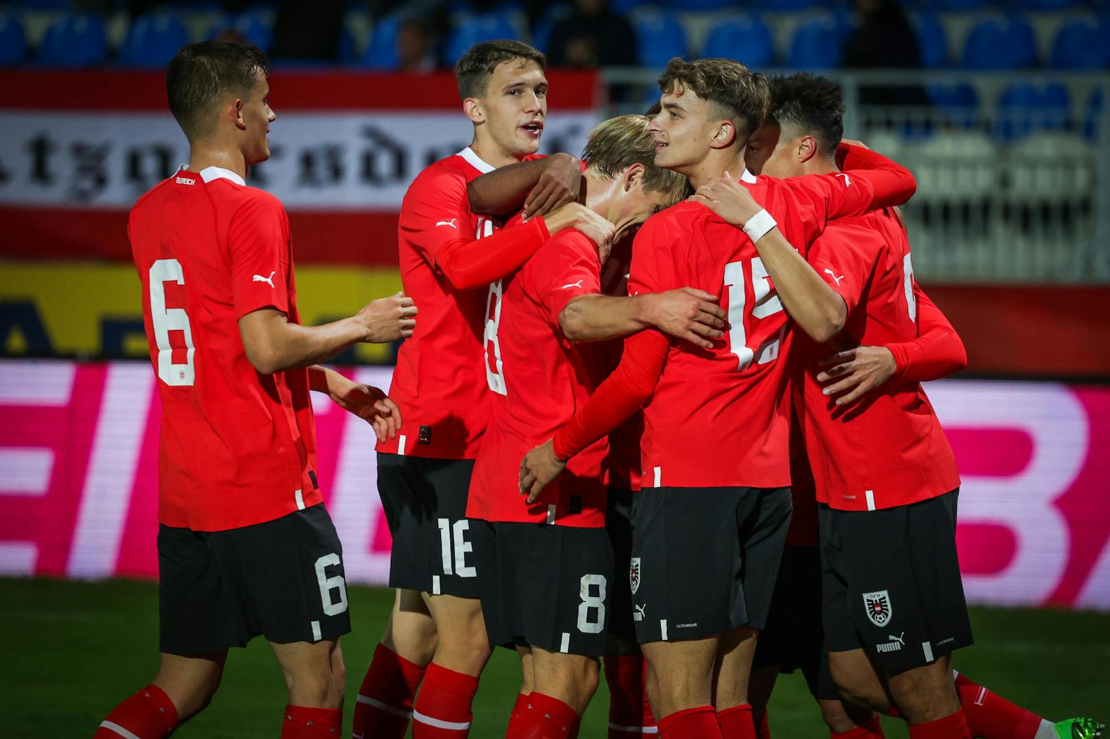 Die ÖFB-Youngster feiern gegen Montenegro einen Kantersieg.