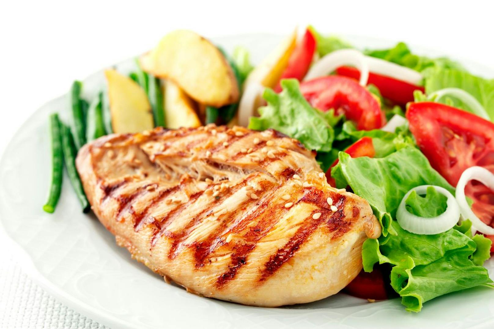 Kartoffeln, Salat und mageres Fleisch wie Hühnerbrust sind Lebensmittel mit einer niedrigen Energiedichte, die dich dennoch sättigen können. Diese enthalten zumeist weniger als 1,5 Kilokalorien pro Gramm.