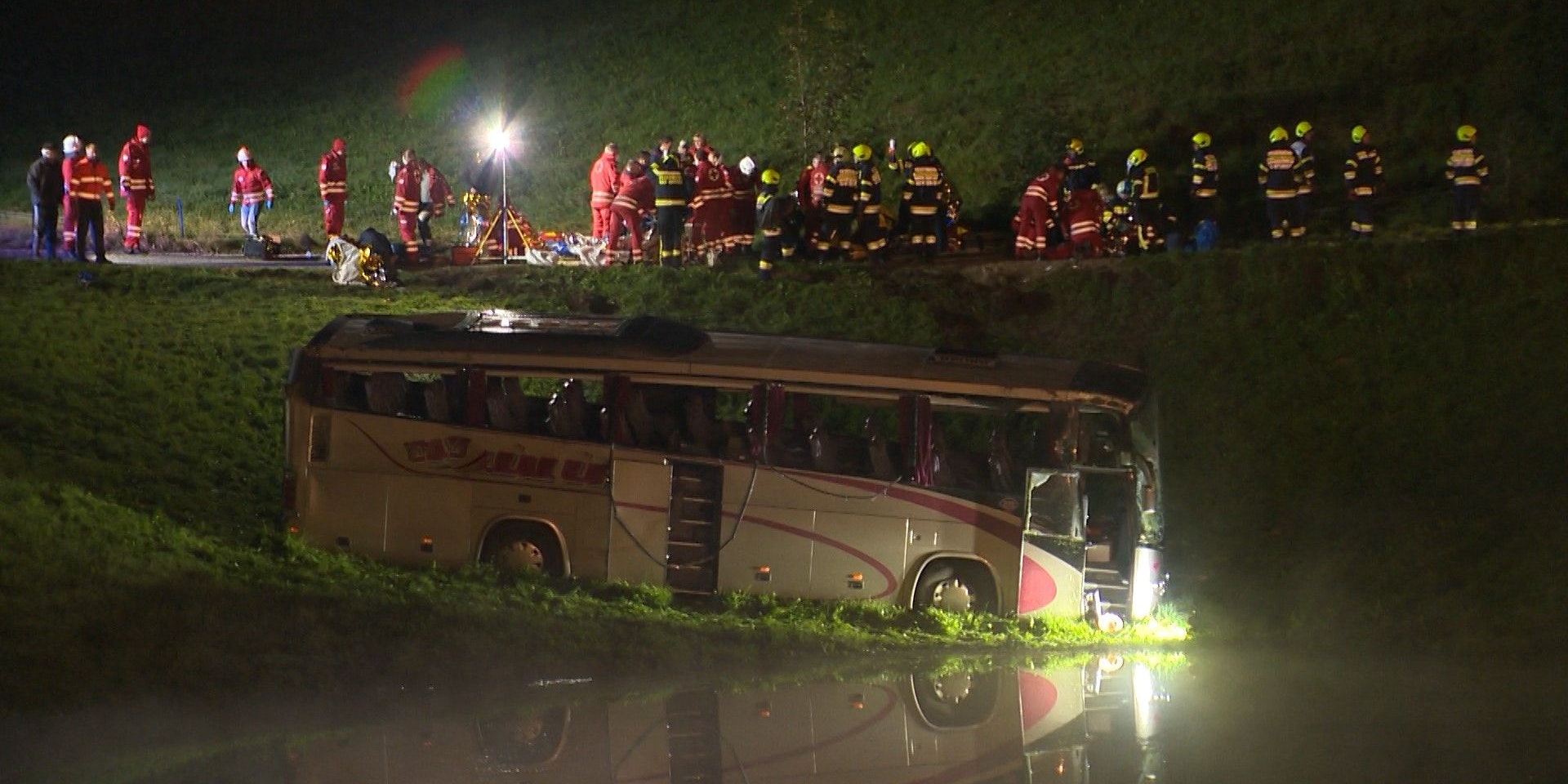 Der Reisebus überschlug sich und kam glücklicherweise auf den Rädern neben einem Gewässer zu stehen.
