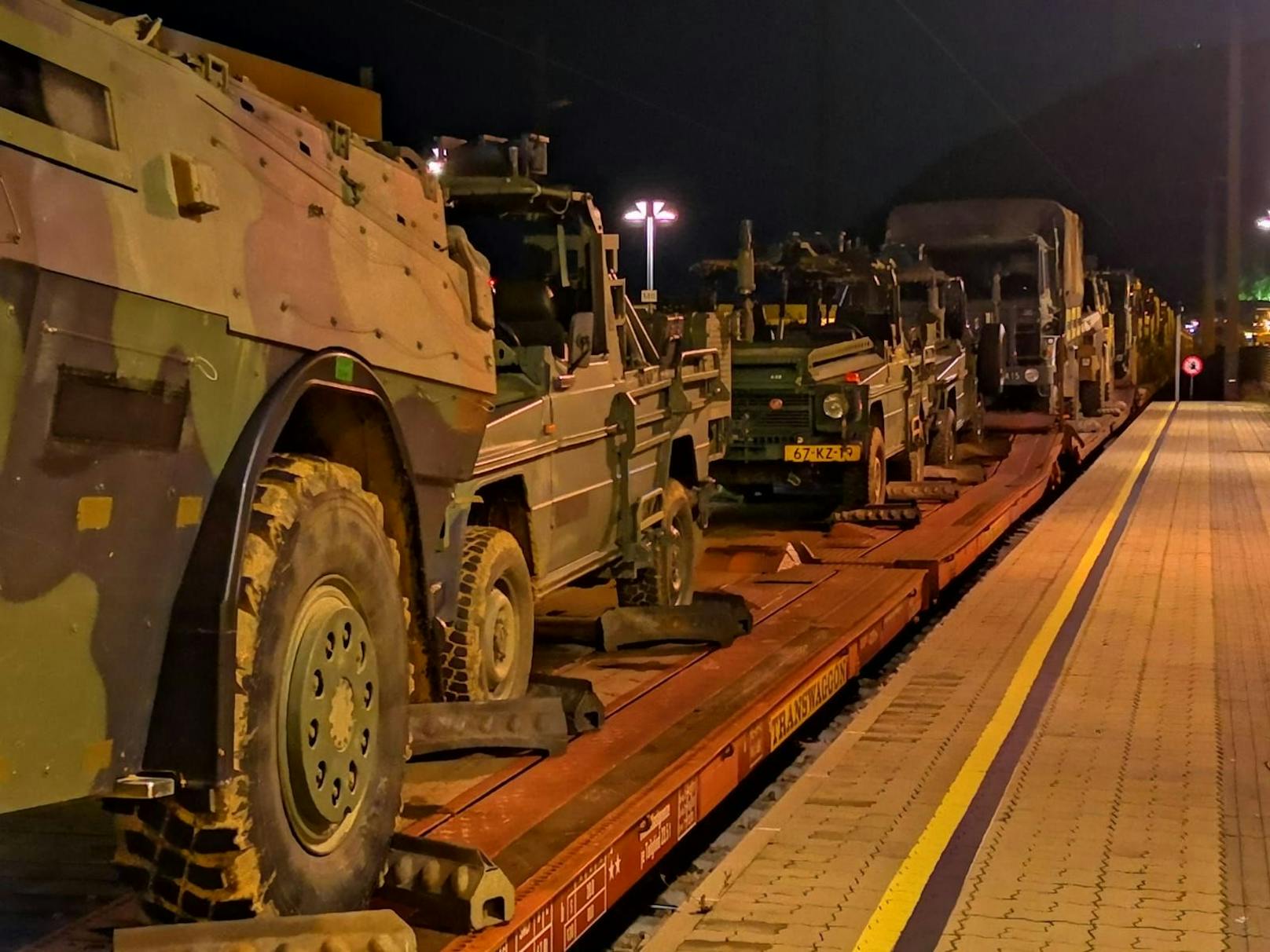 Auch Geländefahrzeuge und große transportwägen fuhren durch Österreich.