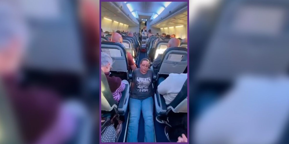 Als sie auf die Toilette muss, bittet Jennie Berry das Personal um Hilfe – ohne Erfolg. Sie muss sich selbst hinschleppen.