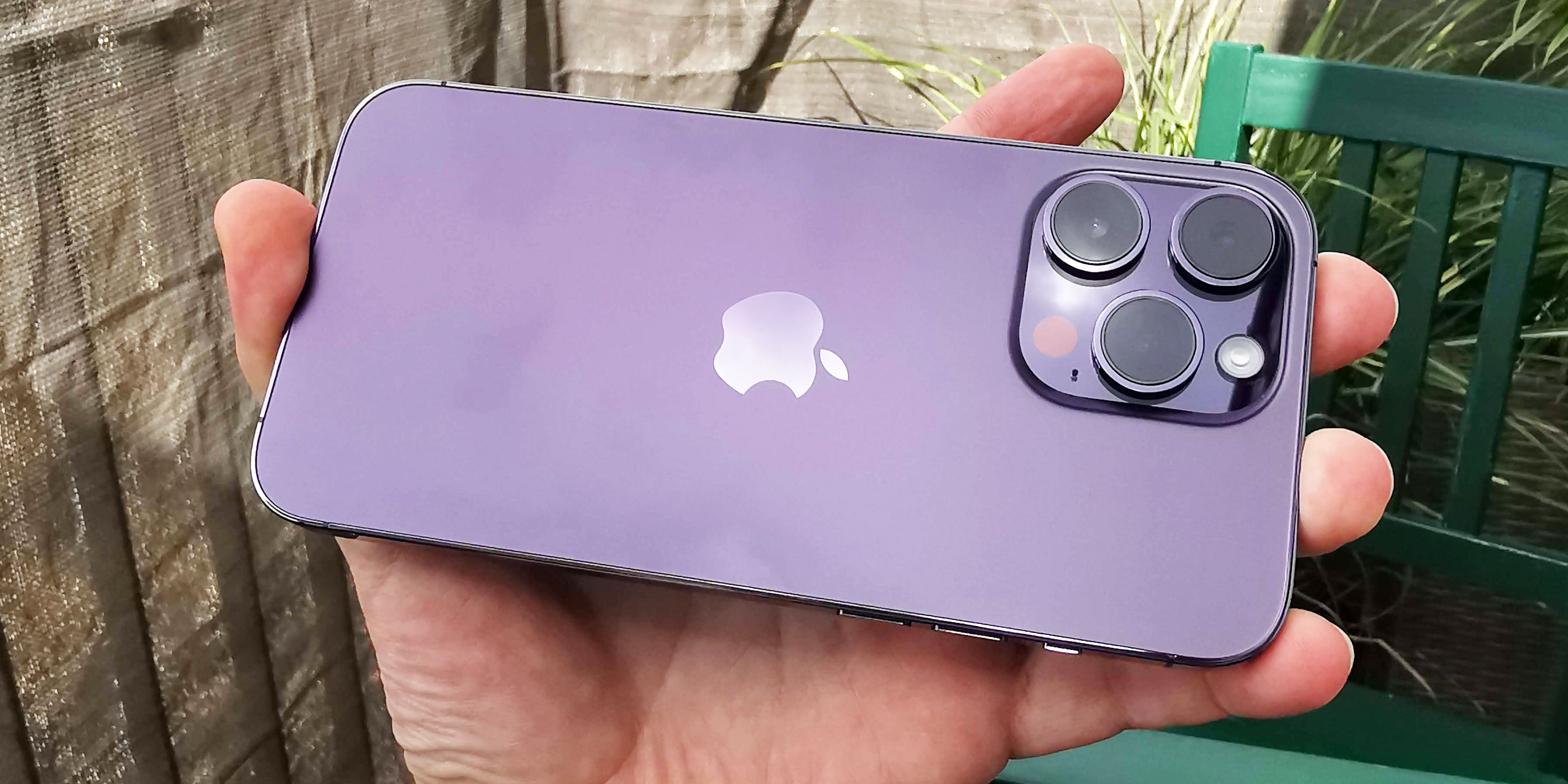 Optisch hat sich im Vergleich zum iPhone 13 wenig getan, doch im Inneren ist das iPhone 14 eine Klasse für sich.