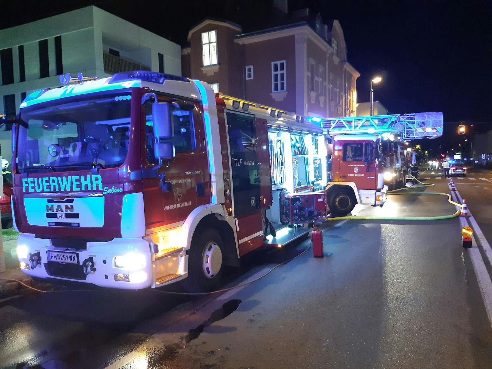 Der Wohnungsbrand forderte mehrere Verletzte.