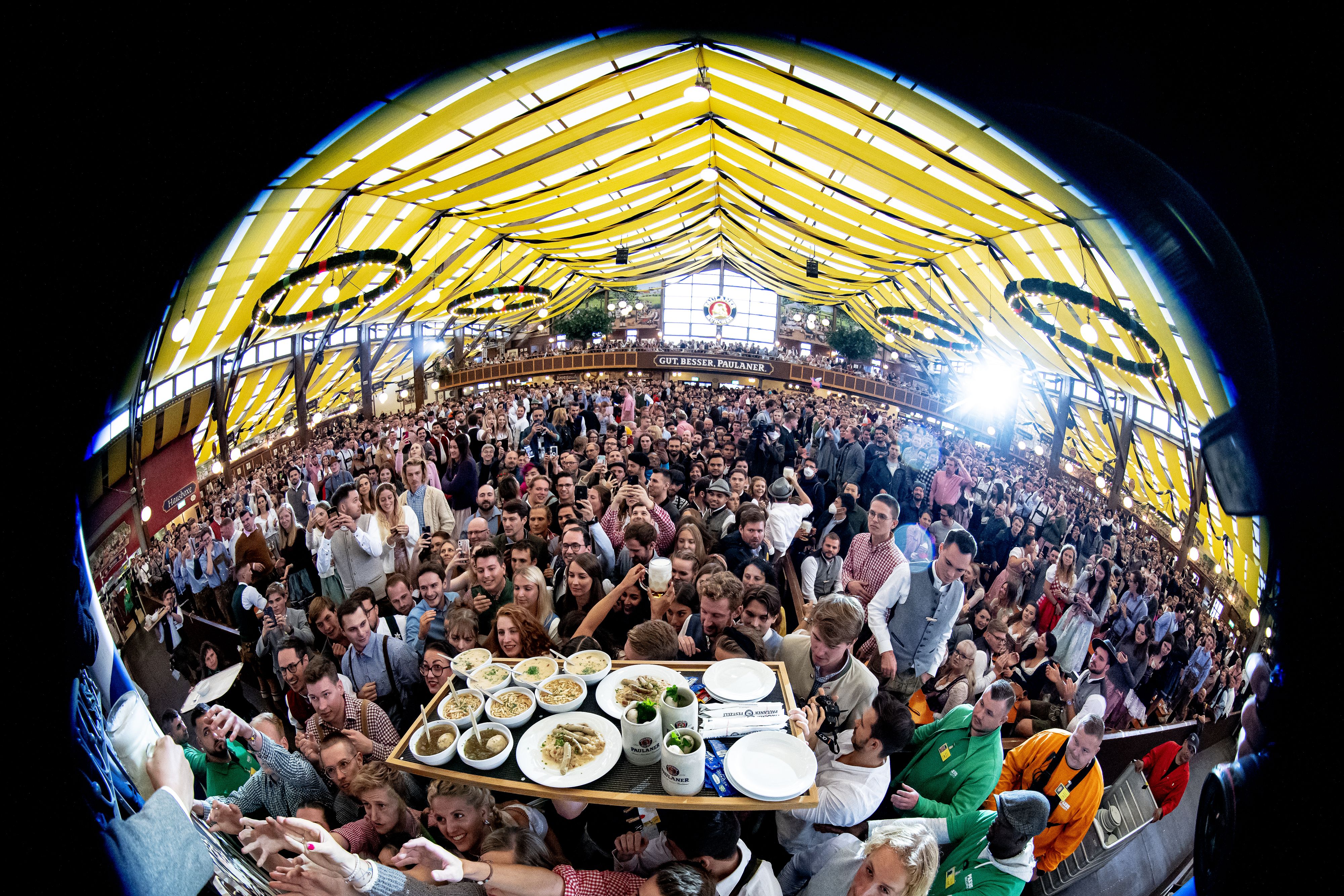 In vielen Zelten gibt es auf der heurigen Wiesn sogar vegane Speisen.