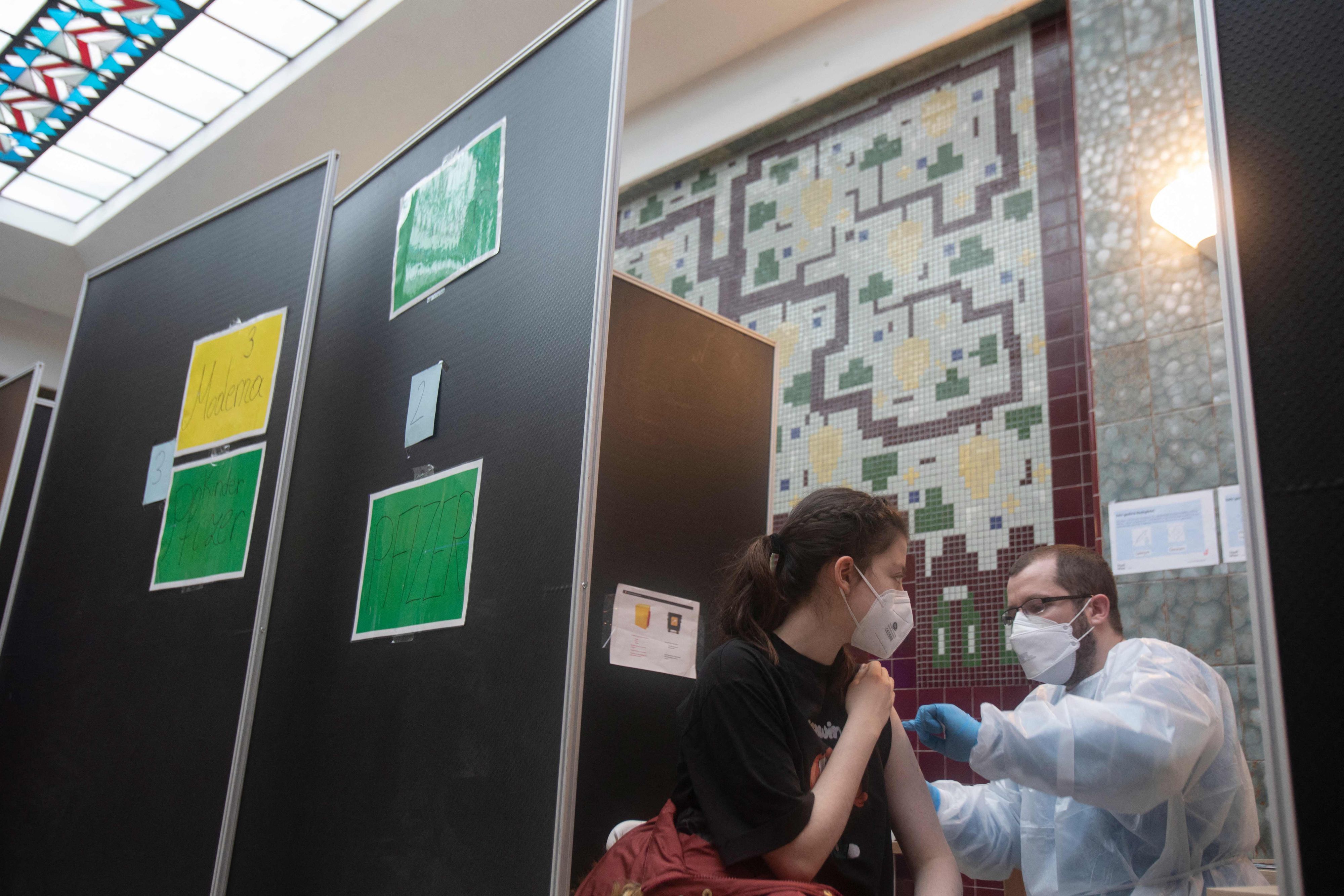 Die Tage werden kürzer, die Witterung kälter, die Fallzahlen höher, und bald wohl auch der Andrang bei den Impfstraßen.