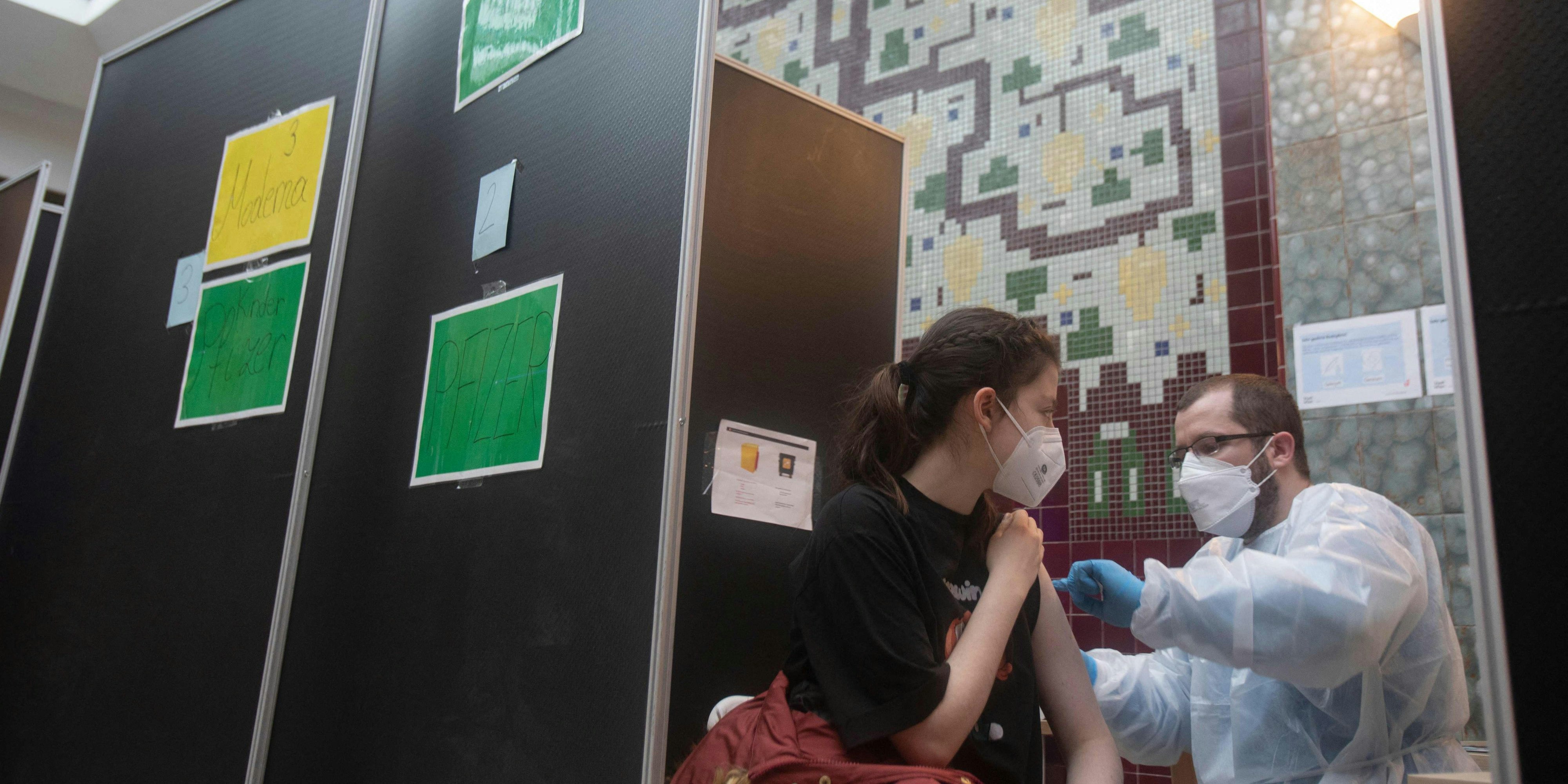 Die Tage werden kürzer, die Witterung kälter, die Fallzahlen höher, und bald wohl auch der Andrang bei den Impfstraßen.