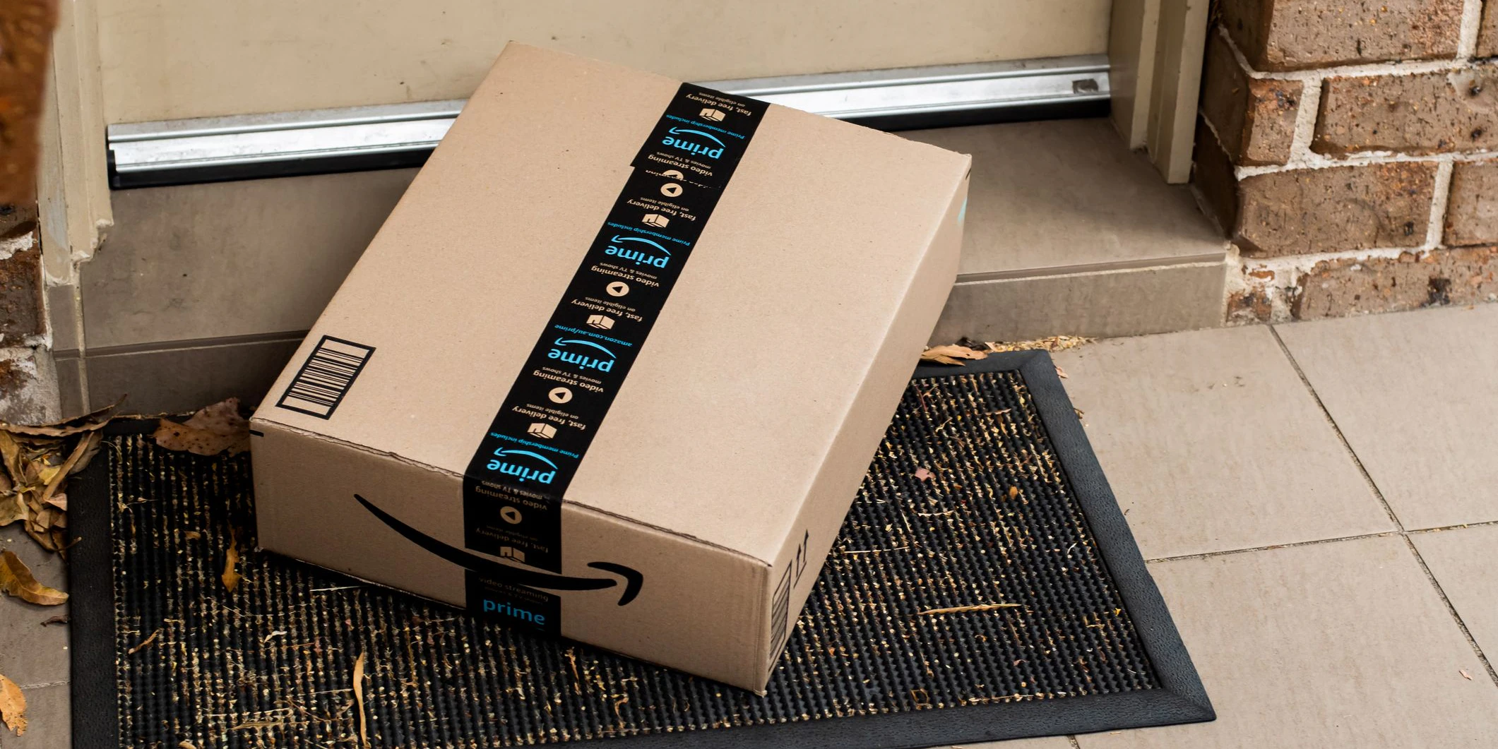 Das an ihn adressierte Paket mit echter Sendungsnummer wurde ihm vor die Türe gelegt.