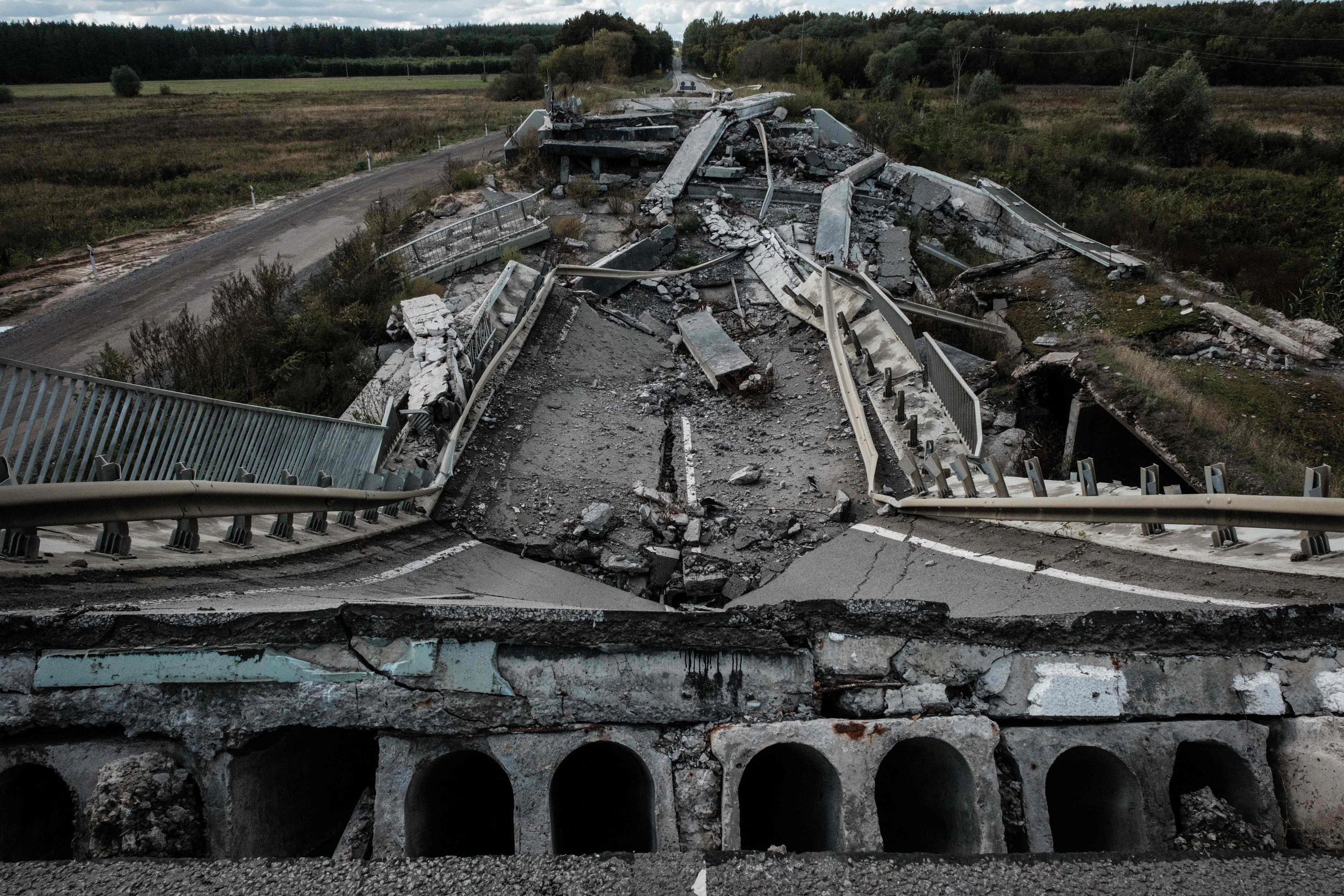 Download von www.picturedesk.com am 24.09.2022 (10:46).  TOPSHOT - A photograph shows a destroyed bridge near Kytsivka, Kharkiv region, on September 21, 2022, amid the Russian invasion of Ukraine. (Photo by Yasuyoshi CHIBA / AFP) - 20220921_PD15780 - Rechteinfo: Rights Managed (RM) Nur für redaktionelle Nutzung! Werbliche Nutzung erfordert Freigabe: bitte schicken Sie uns eine Anfrage.
