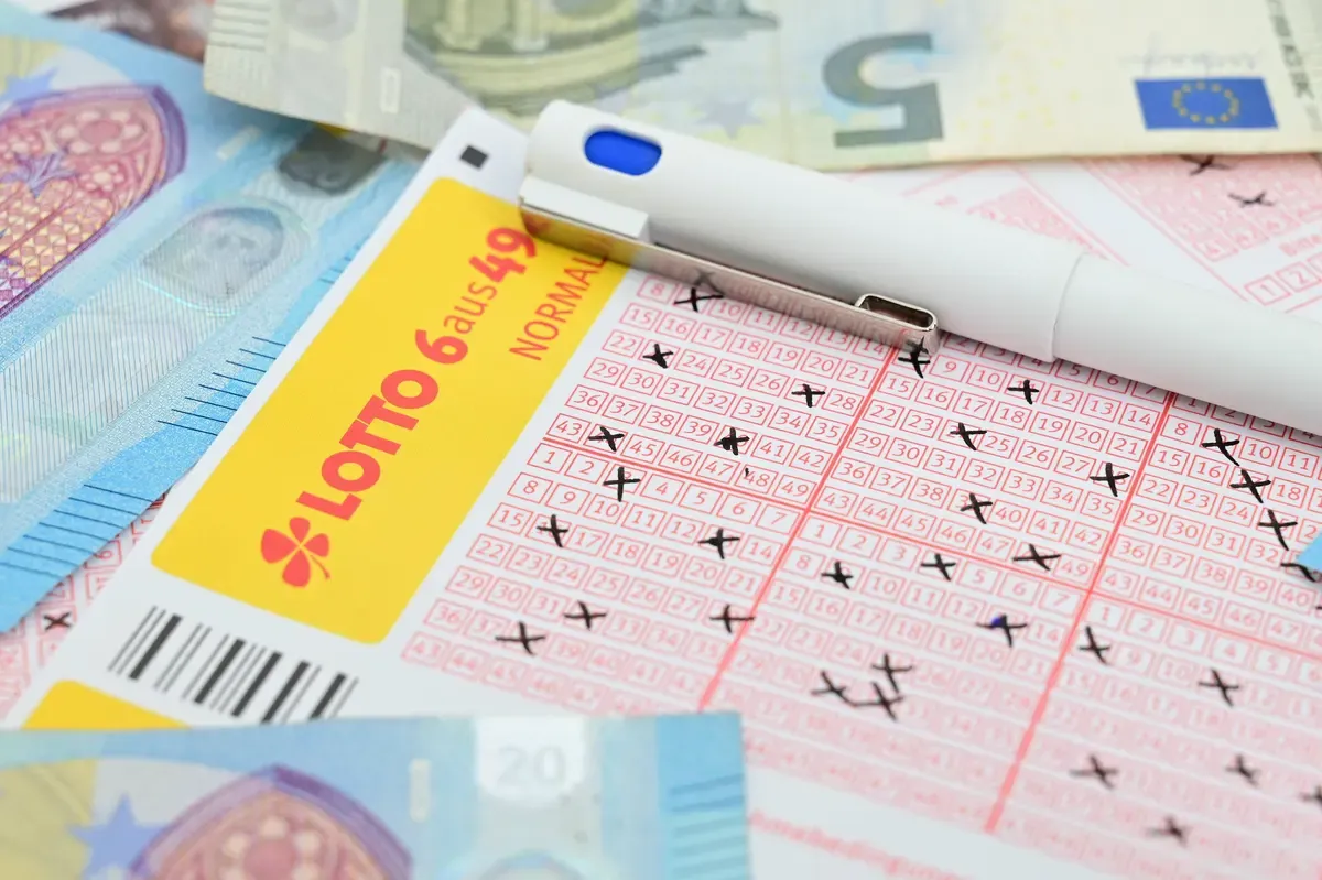 Bei 6 aus 49 nur Richtige anzukreuzen entspricht einer Wahrscheinlichkeit von 1 zu 16 Millionen. Stimmt die Superzahl auch noch, sind es 1 zu 140 Millionen.