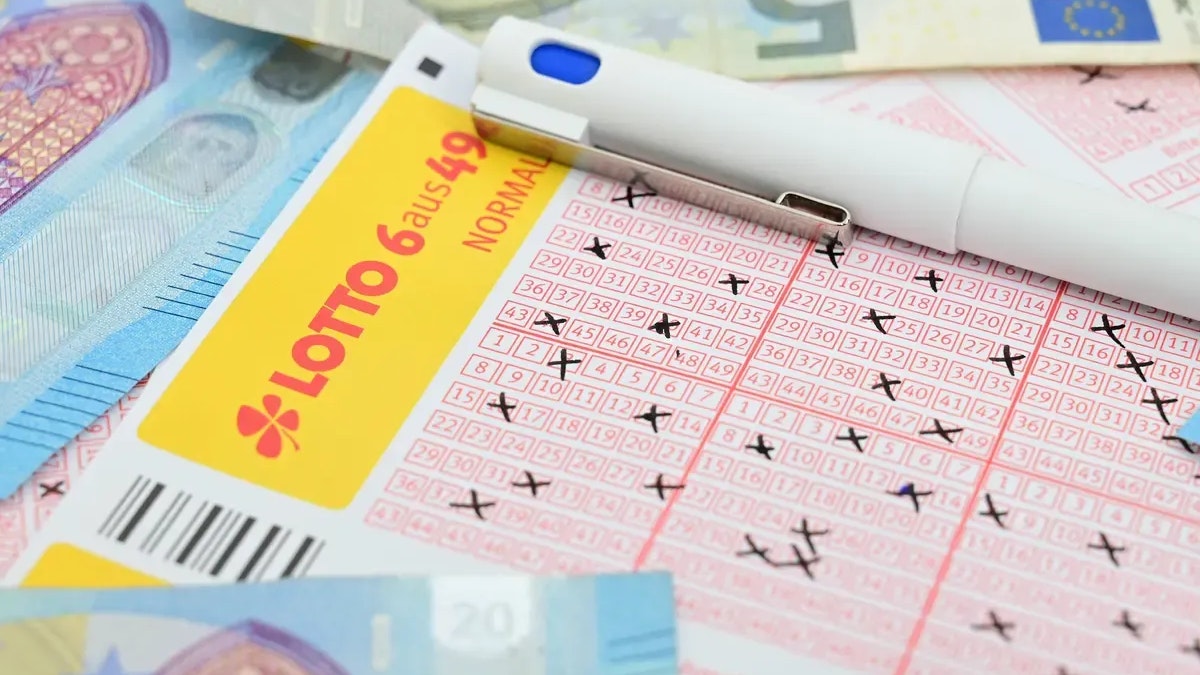 Bei 6 aus 49 nur Richtige anzukreuzen entspricht einer Wahrscheinlichkeit von 1 zu 16 Millionen. Stimmt die Superzahl auch noch, sind es 1 zu 140 Millionen.