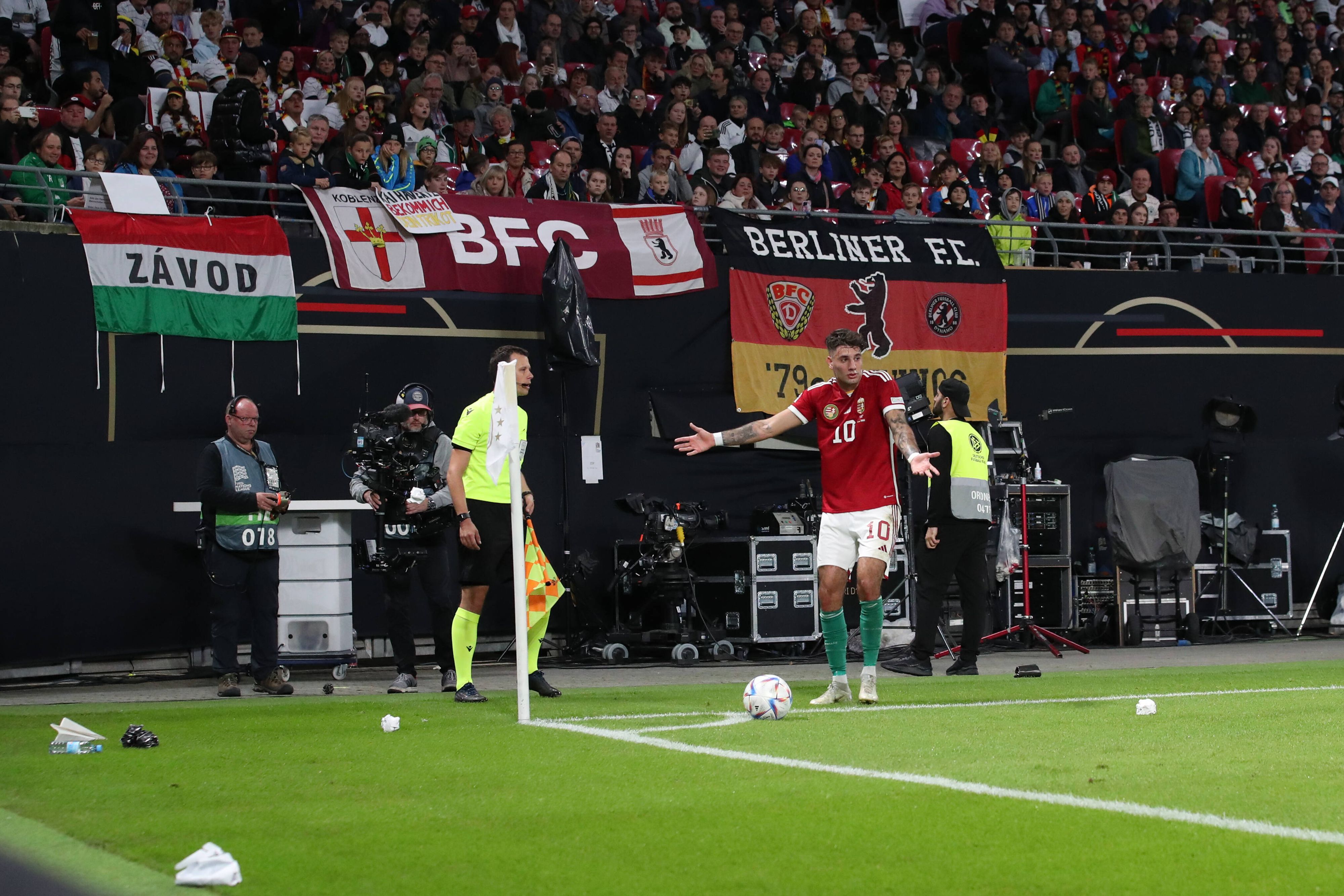 Dominik Szoboszlai wurde von den deutschen Fans mit Bechern und Papierkugeln beworfen.