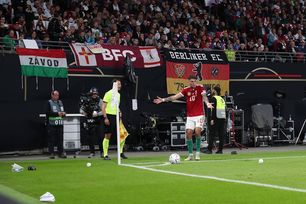 Dominik Szoboszlai wurde von den deutschen Fans mit Bechern und Papierkugeln beworfen.