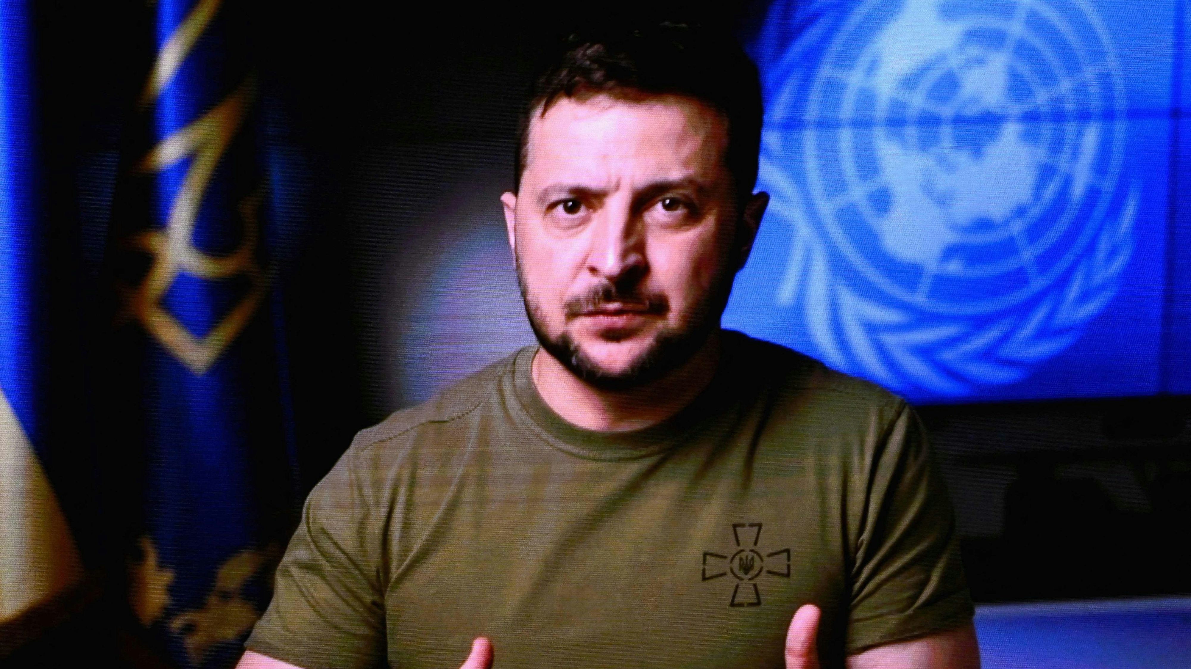 Download von www.picturedesk.com am 24.09.2022 (10:33).  TOPSHOT - Ukrainian President Volodymyr Zelensky is seen on a screen as he remotely addresses the 77th session of the United Nations General Assembly at the UN headquarters in New York City on September 21, 2022. (Photo by ANGELA WEISS / AFP) - 20220921_PD15817 - Rechteinfo: Rights Managed (RM) Nur für redaktionelle Nutzung! Werbliche Nutzung erfordert Freigabe: bitte schicken Sie uns eine Anfrage.