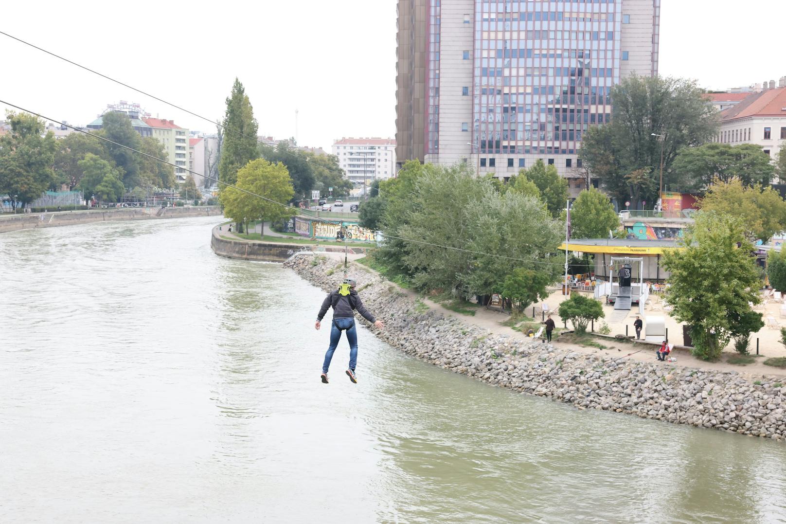 Aus 16 Metern Höhe geht es von der Urania über den Donaukanal zur Strandbar Herrmann. 120 Meter lang ist der "City-Flug".