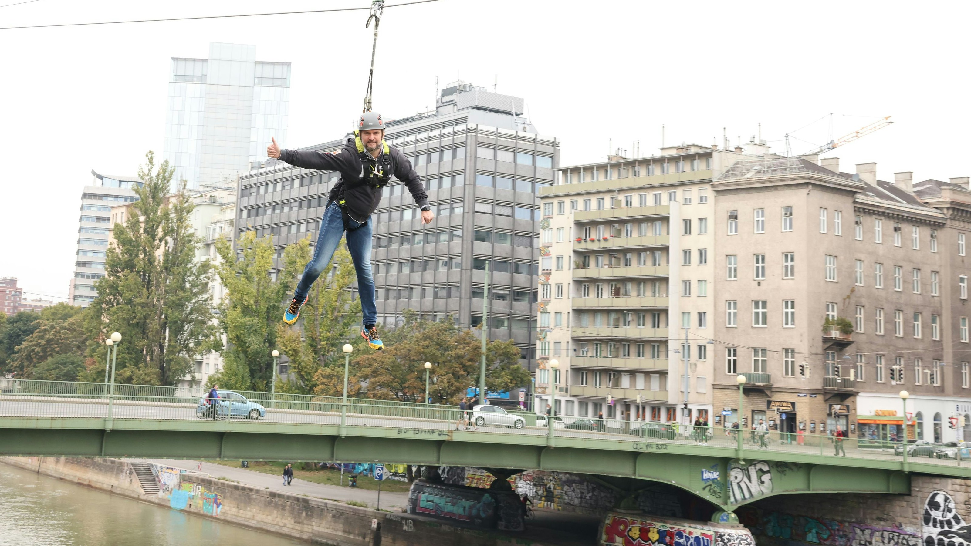 Aus 16 Metern Höhe geht es von der Urania über den Donaukanal zur Strandbar Herrmann. 120 Meter lang ist der "City-Flug".