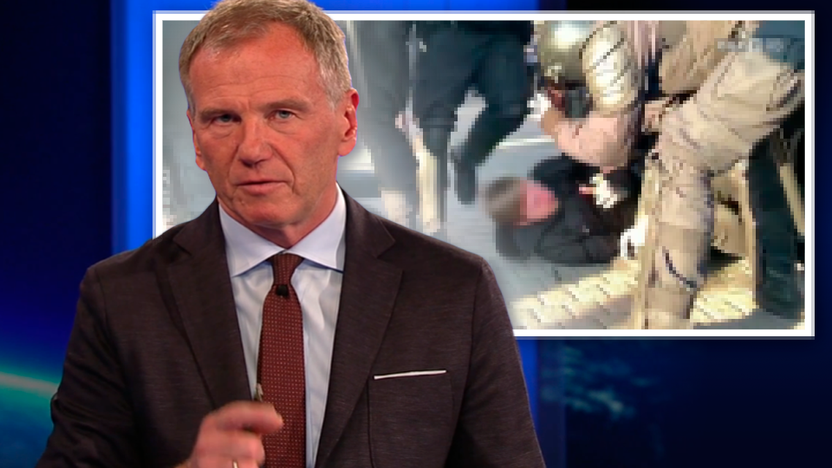 Armin Wolf warnte die ORF-Zuseher vor den Bildern eines ZIB2-Beitrags über Demonstrationen in Russland.