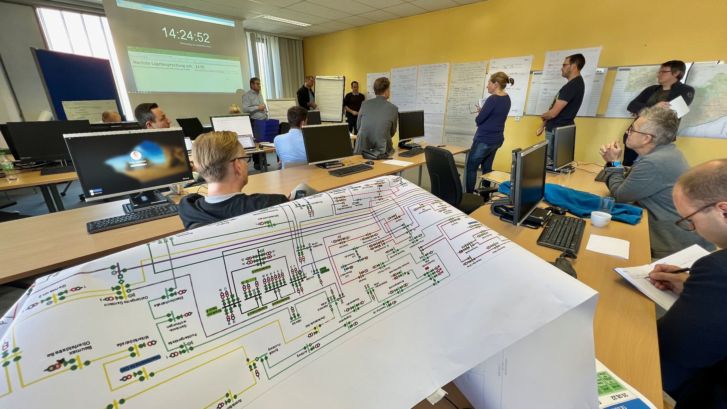 Im Kontrollraum der Stadt Wels wurde für einen möglichen Blackout-Ernstfall geübt.