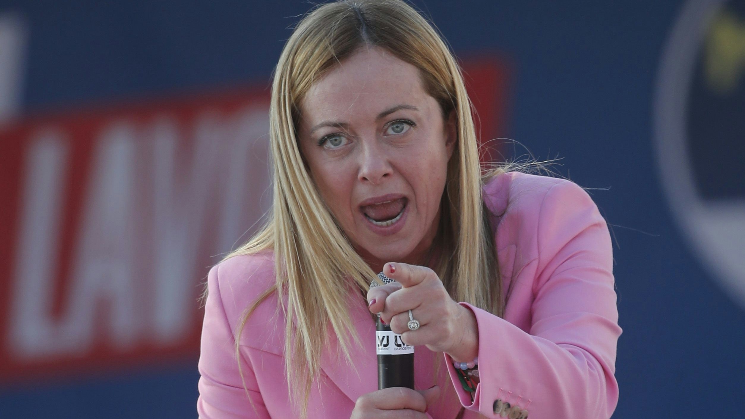 Download von www.picturedesk.com am 25.09.2022 (11:18).  Secretary and prime ministerial candidate Giorgia Meloni speaks during a meeting of the 'Fratelli D'Italia' party on the beach in the Bagnoli district, during the election campaign for the general elections - 20220923_PD8904 - Rechteinfo: Rights Managed (RM)