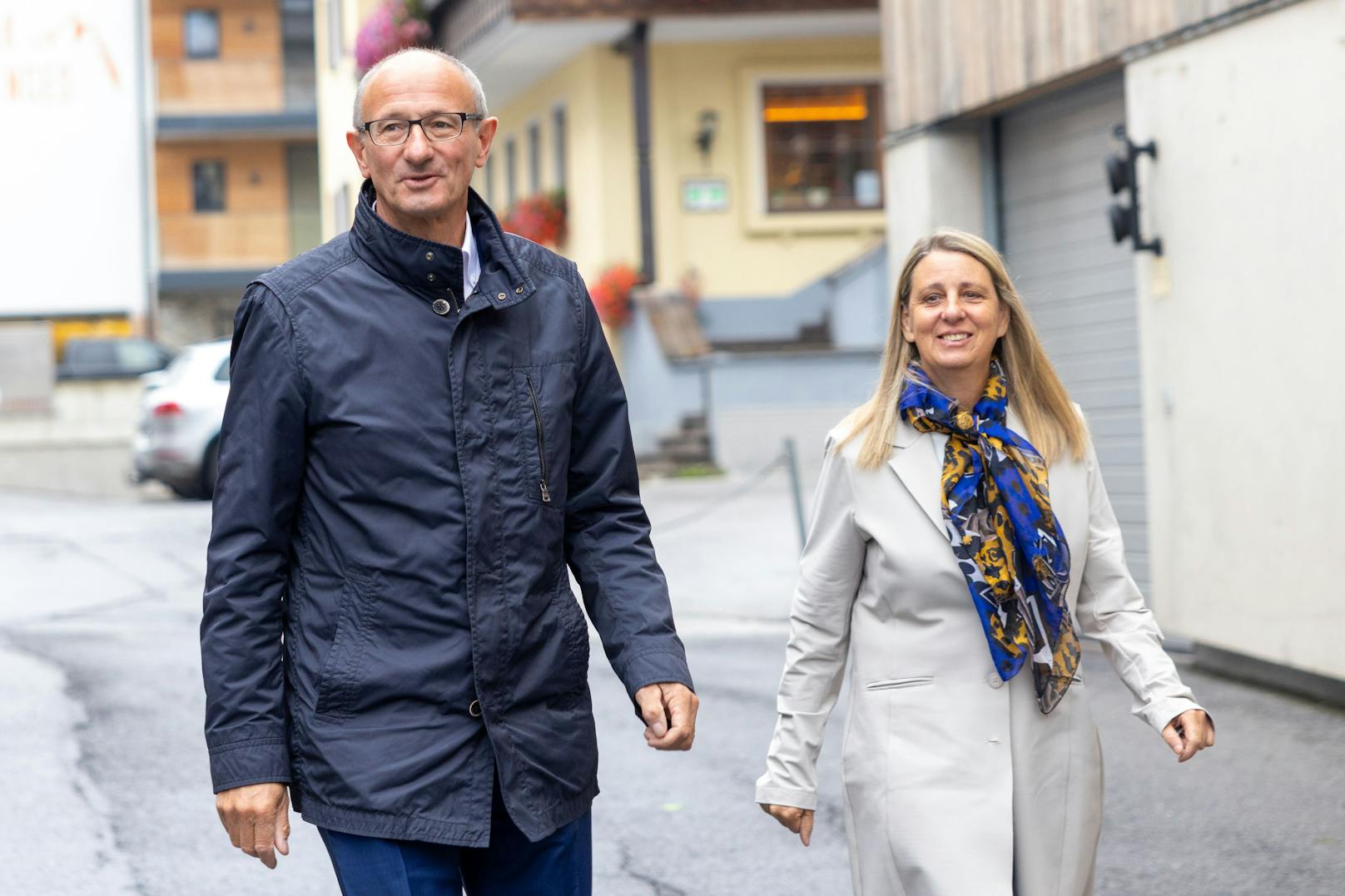 <strong>Anton Mattle</strong> mit Ehefrau Daniela bei seiner Stimmabgabe am 25. September 2022 in Galtür.