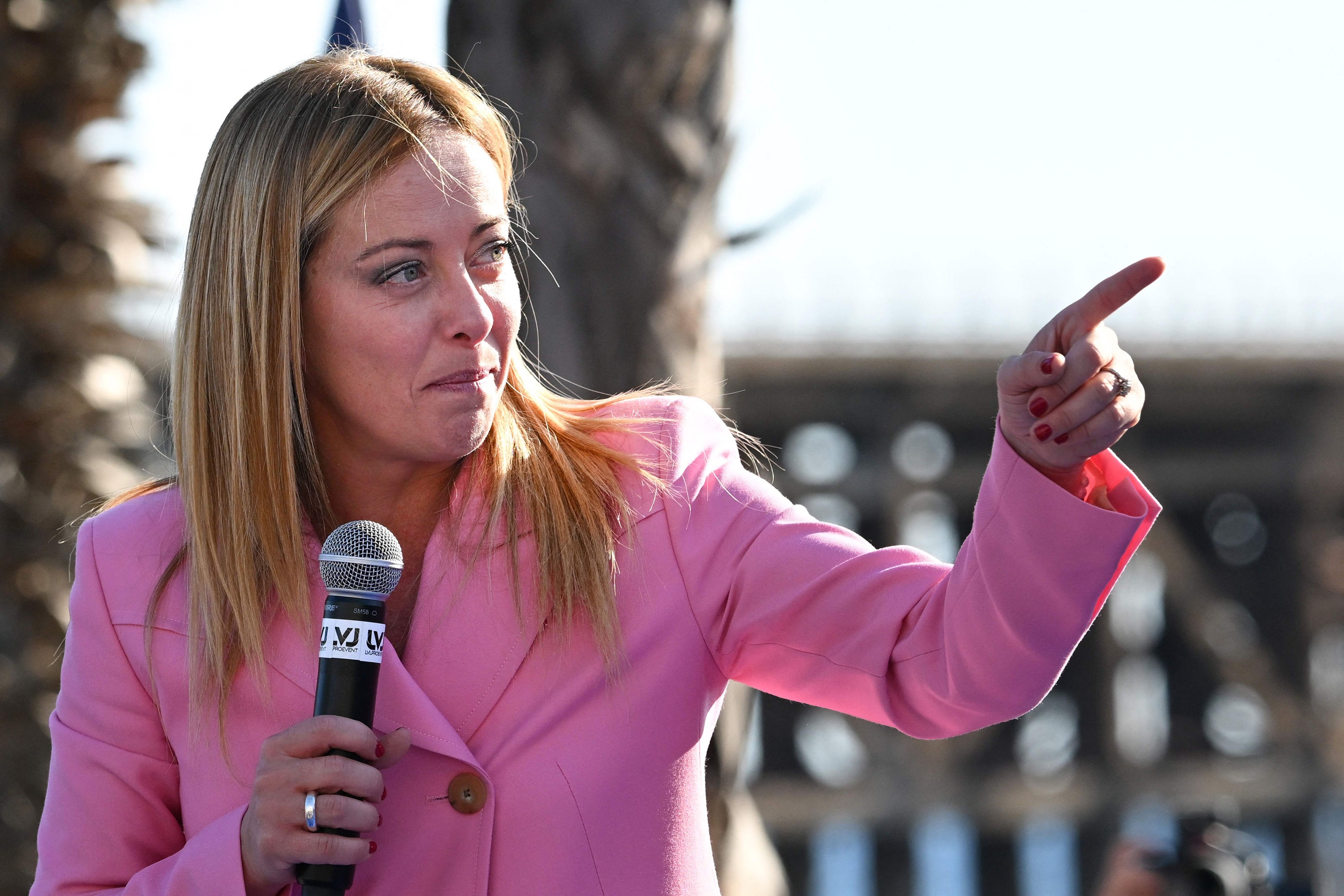 Download von www.picturedesk.com am 25.09.2022 (19:47).  Leader of Italian far-right party "Fratelli d'Italia" (Brothers of Italy), Giorgia Meloni delivers a speech on September 23, 2022 at the Arenile di Bagnoli beachfront location in Naples, southern Italy, during a rally closing her party's campaign for the September 25 general election. (Photo by Andreas SOLARO / AFP) - 20220923_PD6038 - Rechteinfo: Rights Managed (RM) Nur für redaktionelle Nutzung! Werbliche Nutzung erfordert Freigabe: bitte schicken Sie uns eine Anfrage.