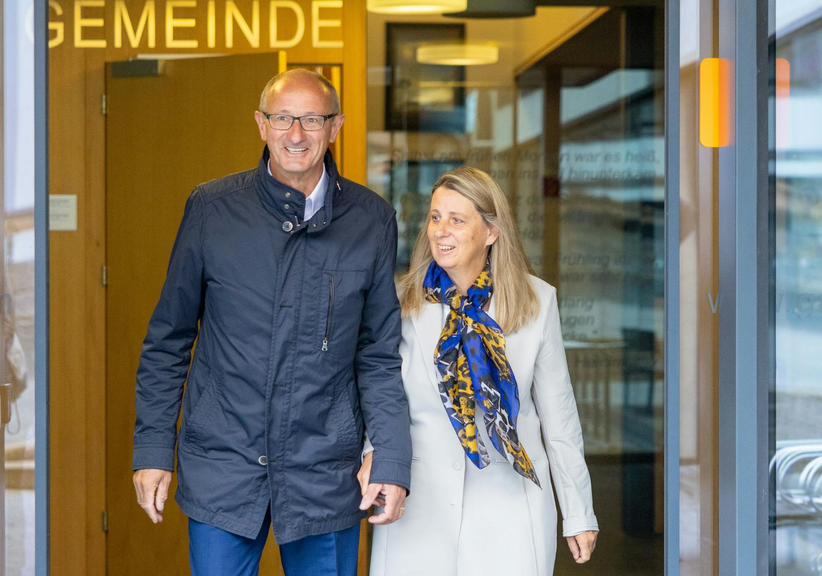 <strong>Tiroler Landtagswahl 2022</strong>: ÖVP-Spitzenkandidat <strong>Anton Mattle</strong> gab gemeinsam mit Ehefrau Daniela seine Stimme in Galtür ab.