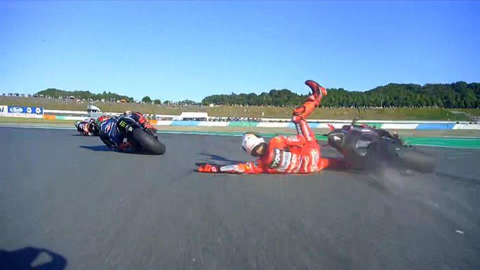 Bagnaia rutscht von seiner Maschine.