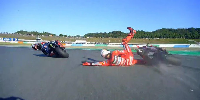 Bagnaia rutscht von seiner Maschine.