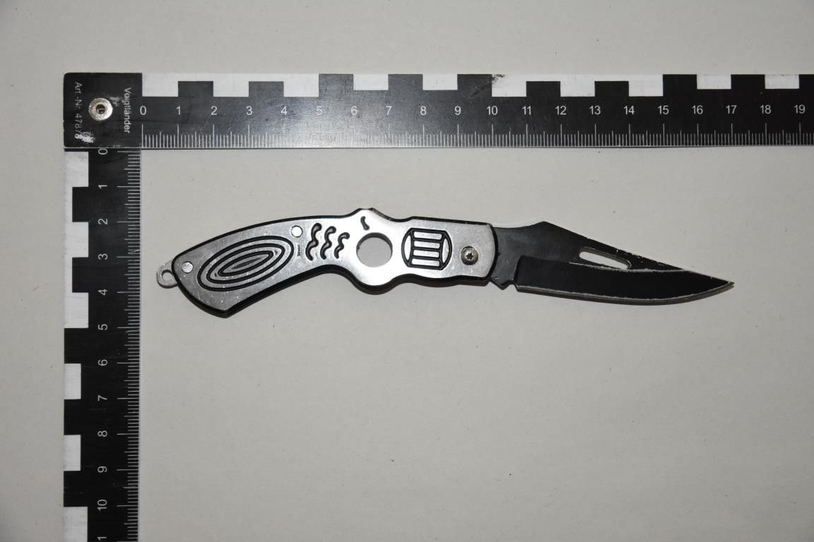 Eines der Messer, mit denen das Opfer bedroht worden sein soll.