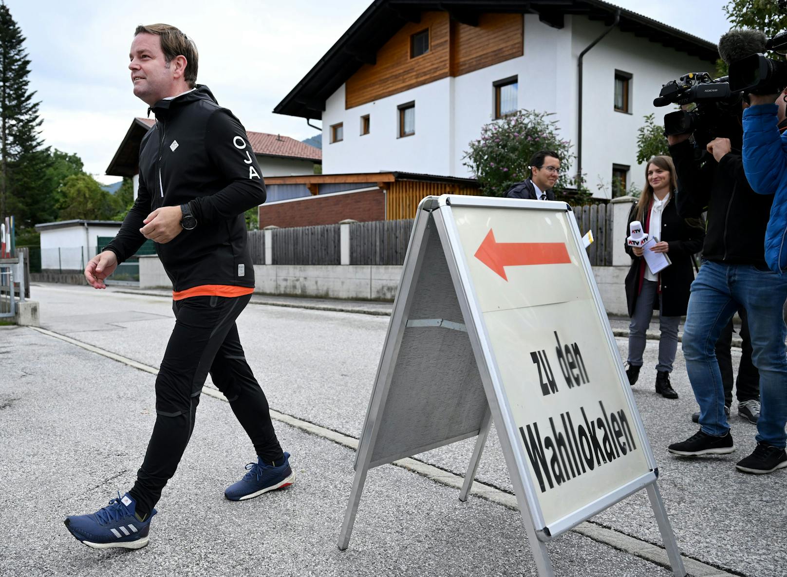 FPÖ-Spitzenkandidat <strong>Markus Abwerzger</strong> bei seiner Stimmabgabe zur Tiroler Landtagswahl in Axams.
