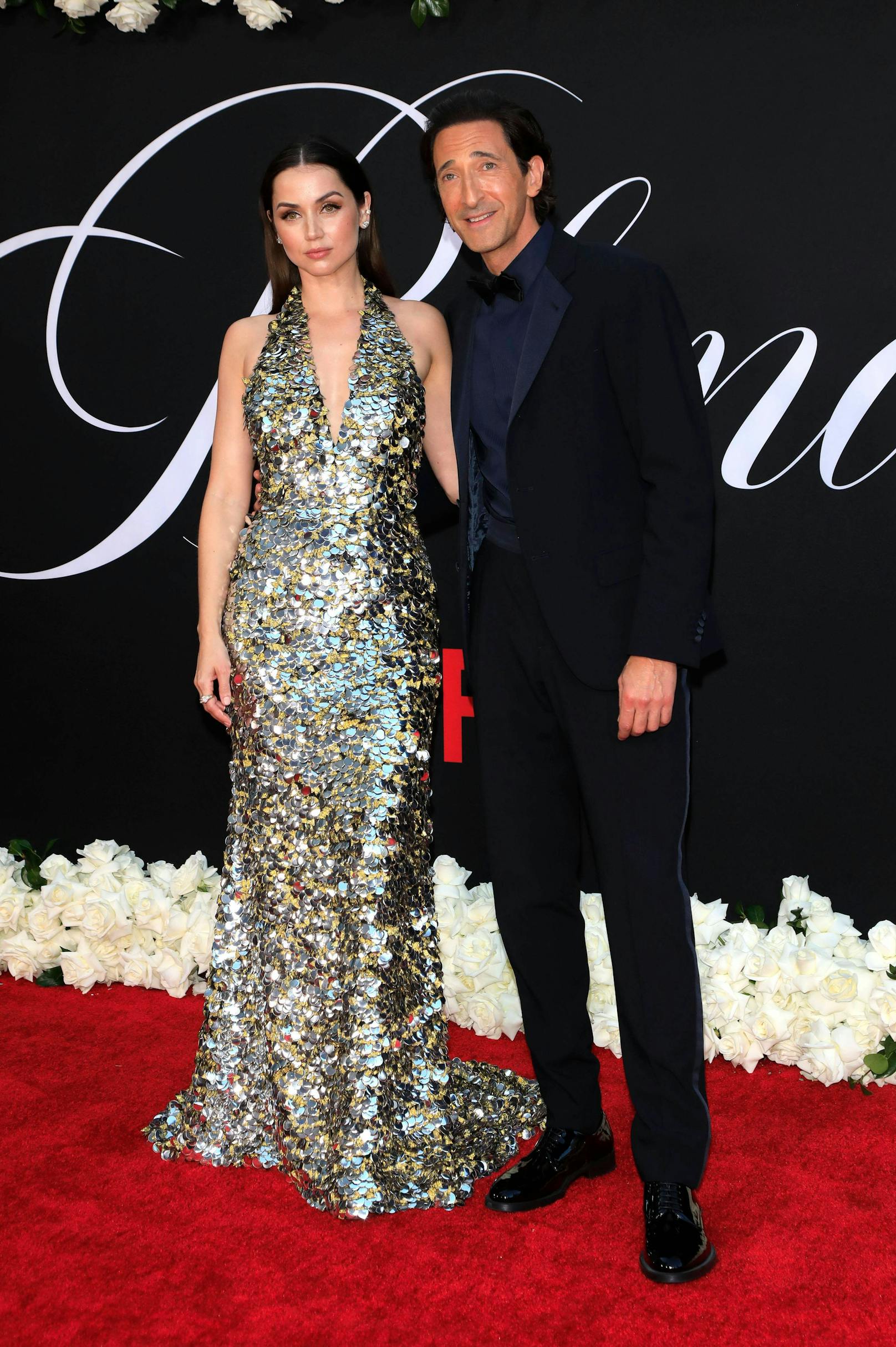 Ana de Armas und Adrien Brody bei der Premiere des Netflix-Films in L.A. in einem Kleid von ... natürlich: Louis Vuitton.