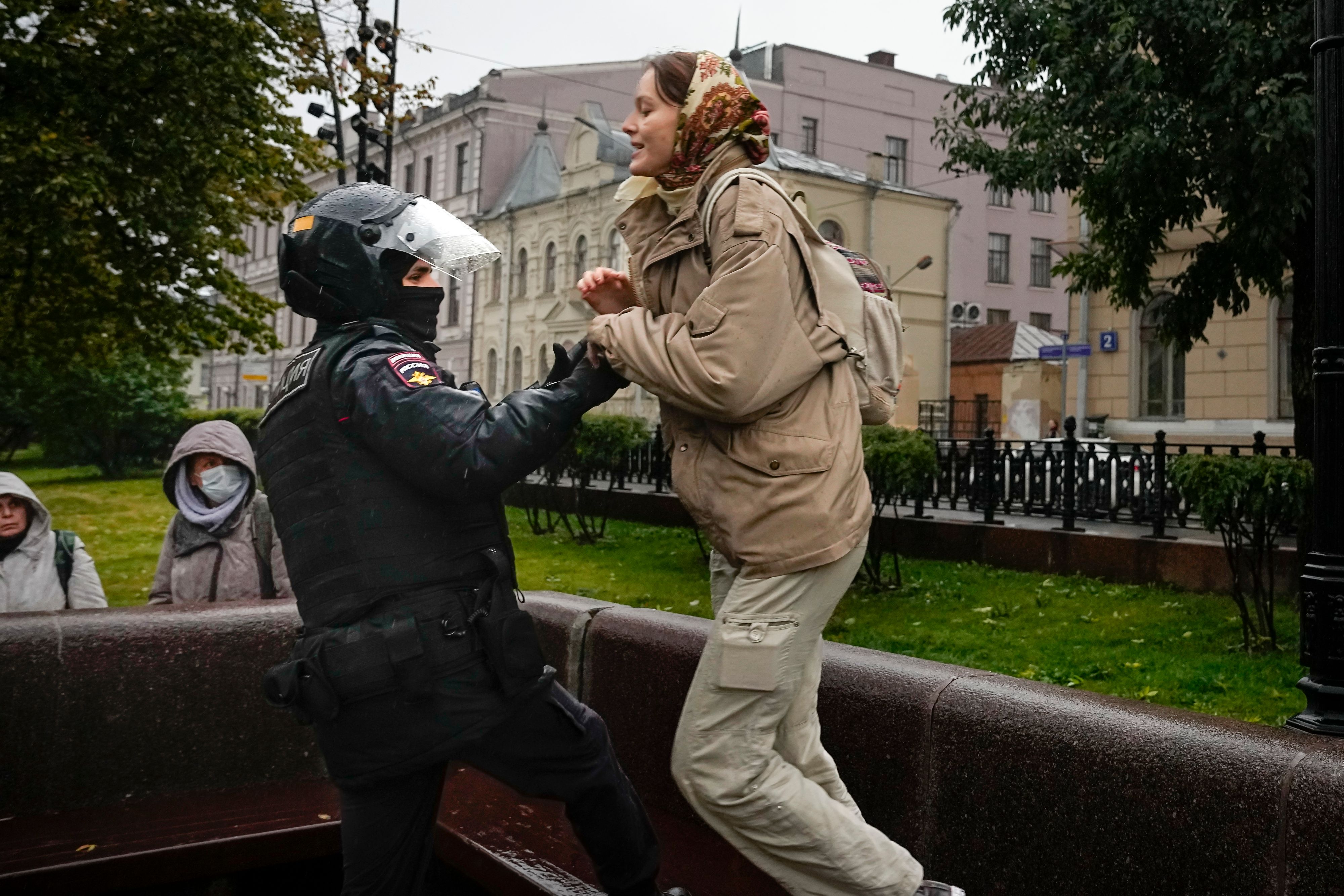 Wer protestiert, wird abgeführt.