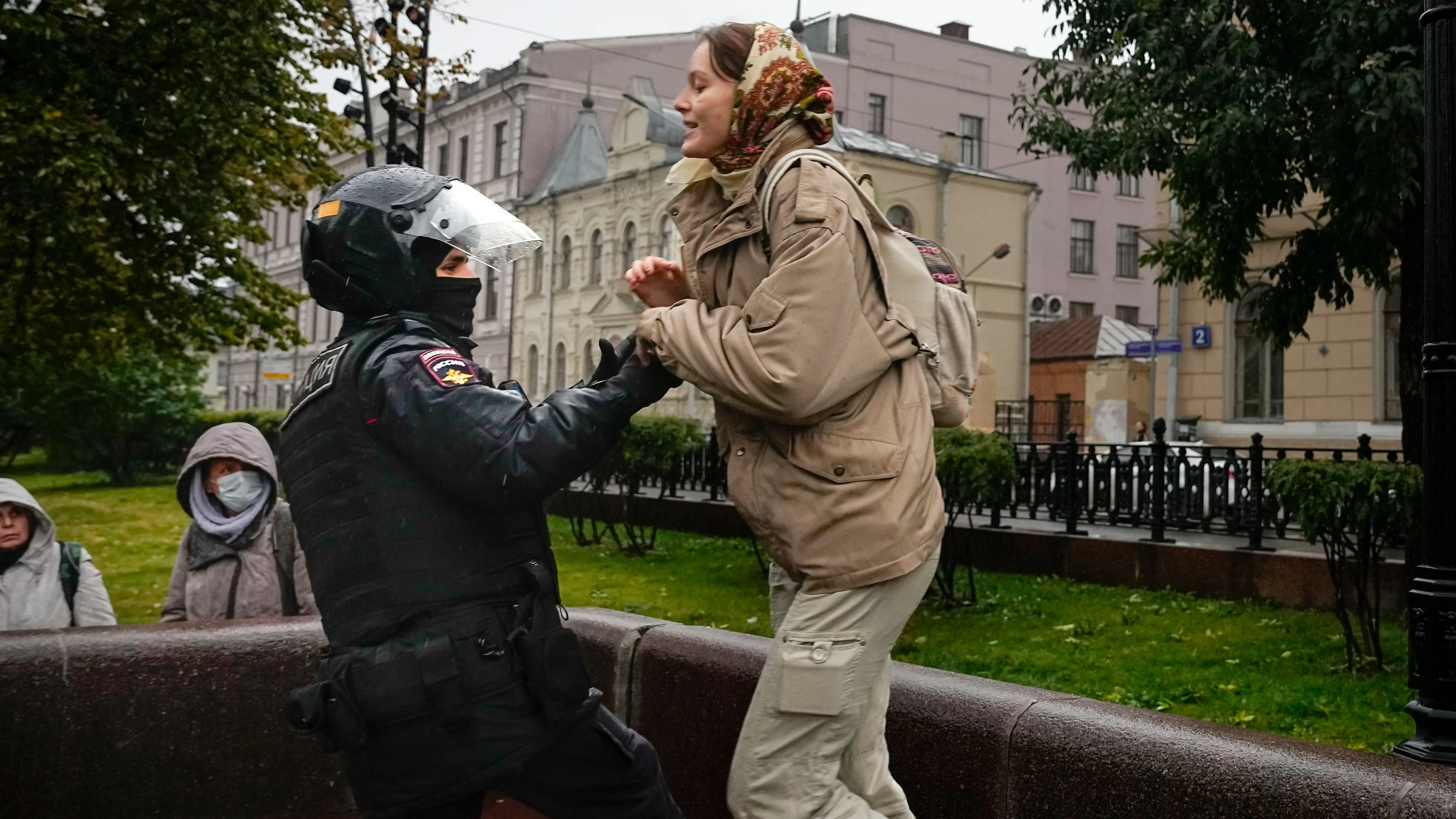 Wer protestiert, wird abgeführt.