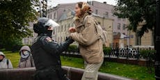 Brutale Polizei! Haft für Anti-Kriegs-Demonstranten