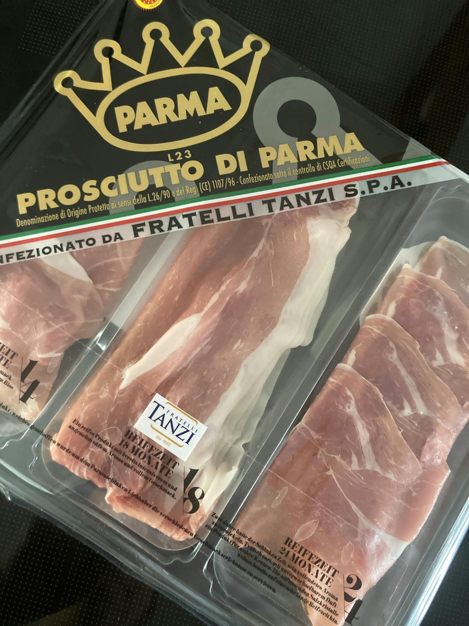Parma-Schinken ist für seinen fein speckigen Geschmack bekannt. Hauchdünn geschnitten zergeht er auf der Zunge.