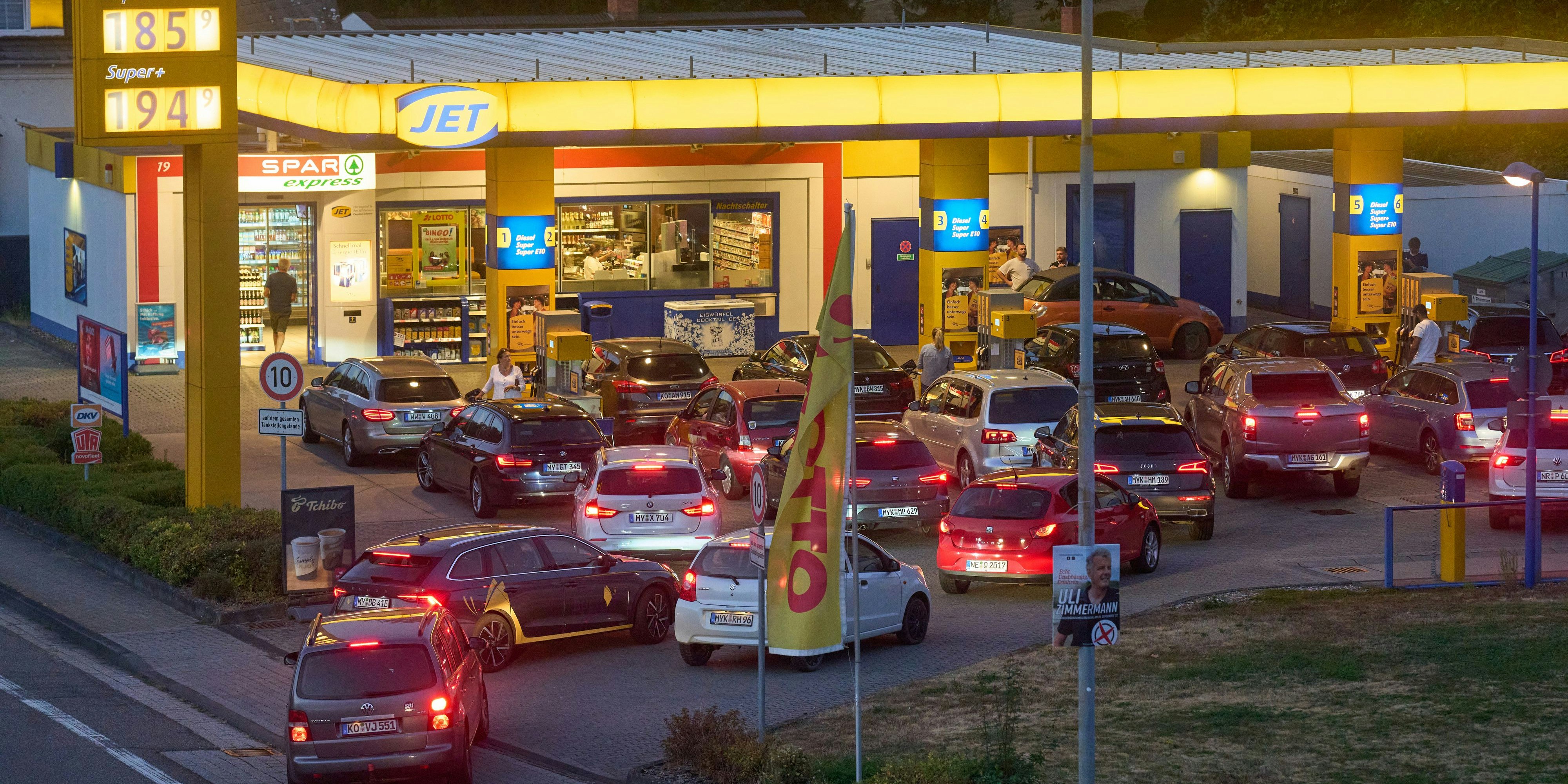 Kommende Woche könnte es lange Warteschlangen vor den Tankstellen geben.