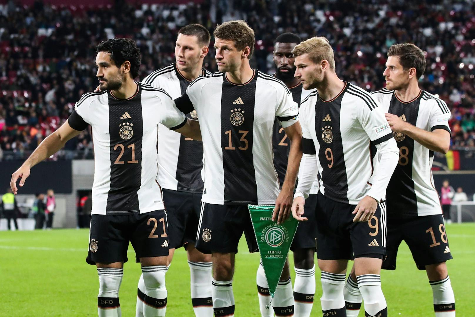 Deutschland geht auf den WM-Pokal und eine schöne Prämie los.