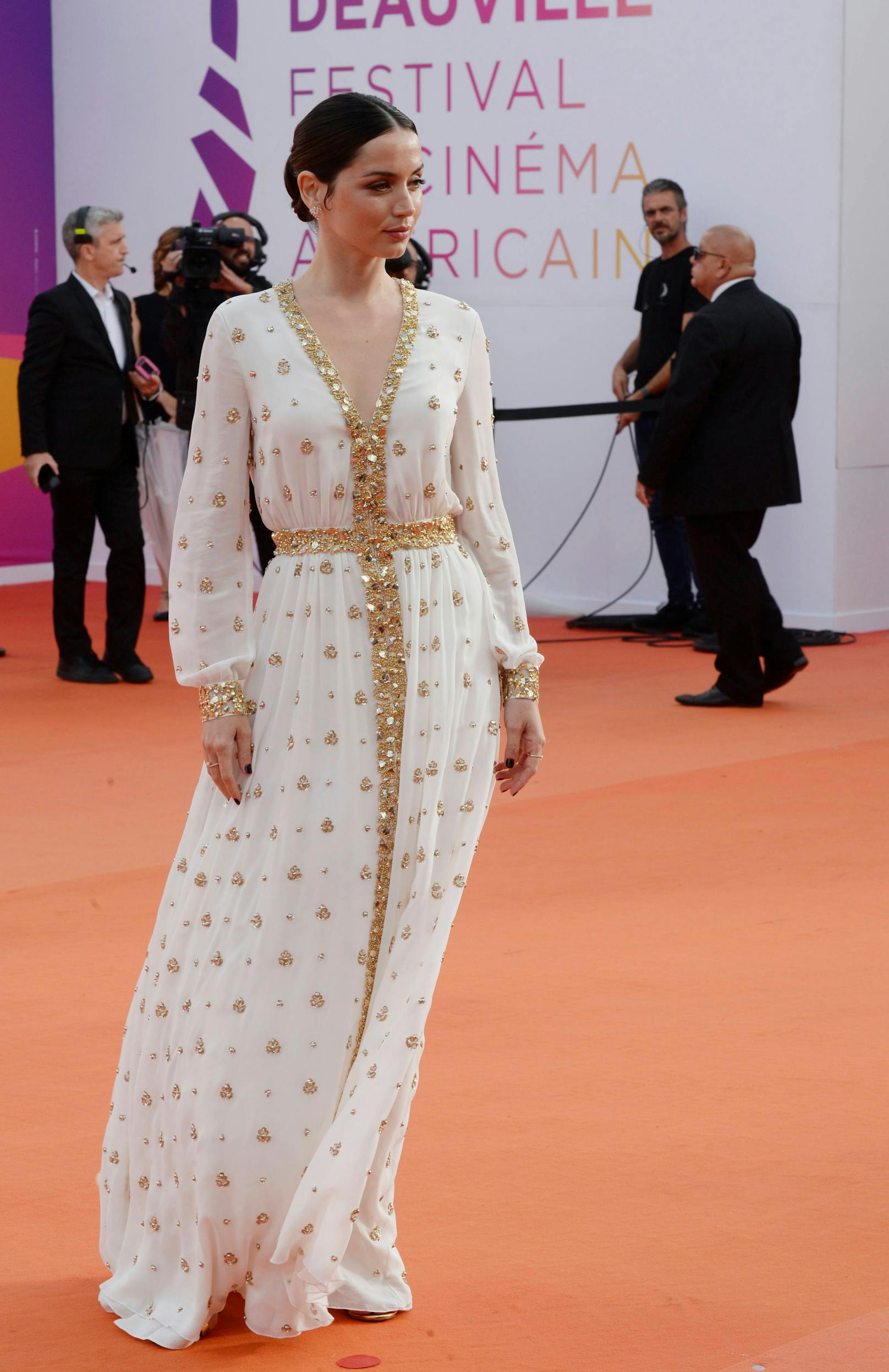 Beim 48. Deauville American Film Festival in Frankreich zeigte sich die Schauspielerin in einer Robe von Louis Vuitton.
