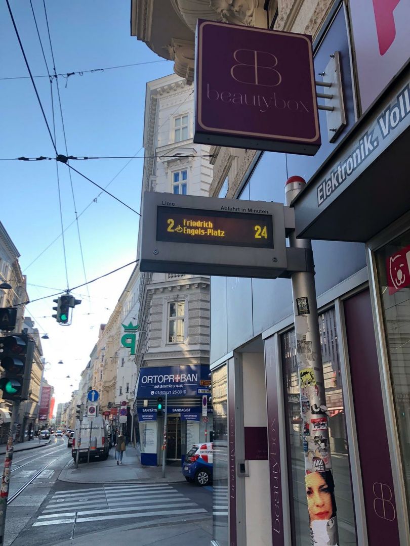 Geduld gefragt: 24 Minuten Wartezeit auf eine barrierefreiem Bim der Linie 2 in Wien-Josefstadt.