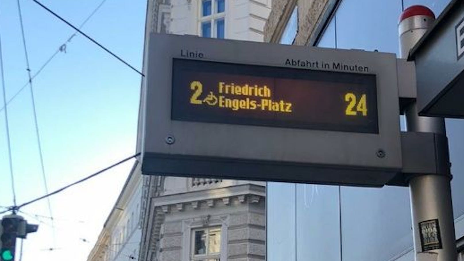 Geduld gefragt: 24 Minuten Wartezeit auf eine barrierefreiem Bim der Linie 2 in Wien-Josefstadt.