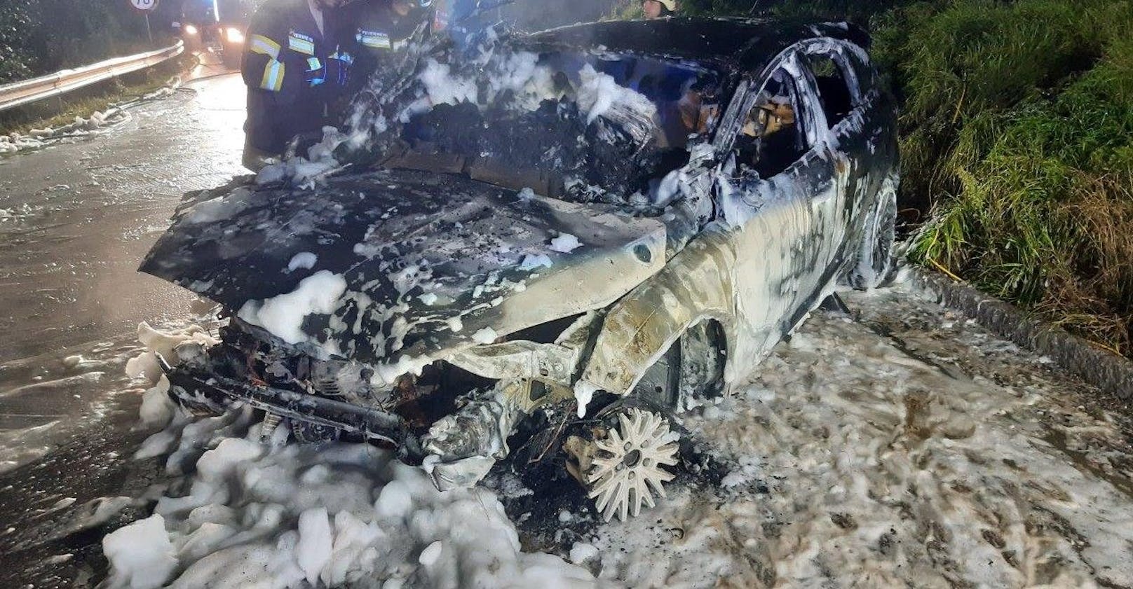 21-Jähriger von Freunden aus brennendem Auto gerettet
