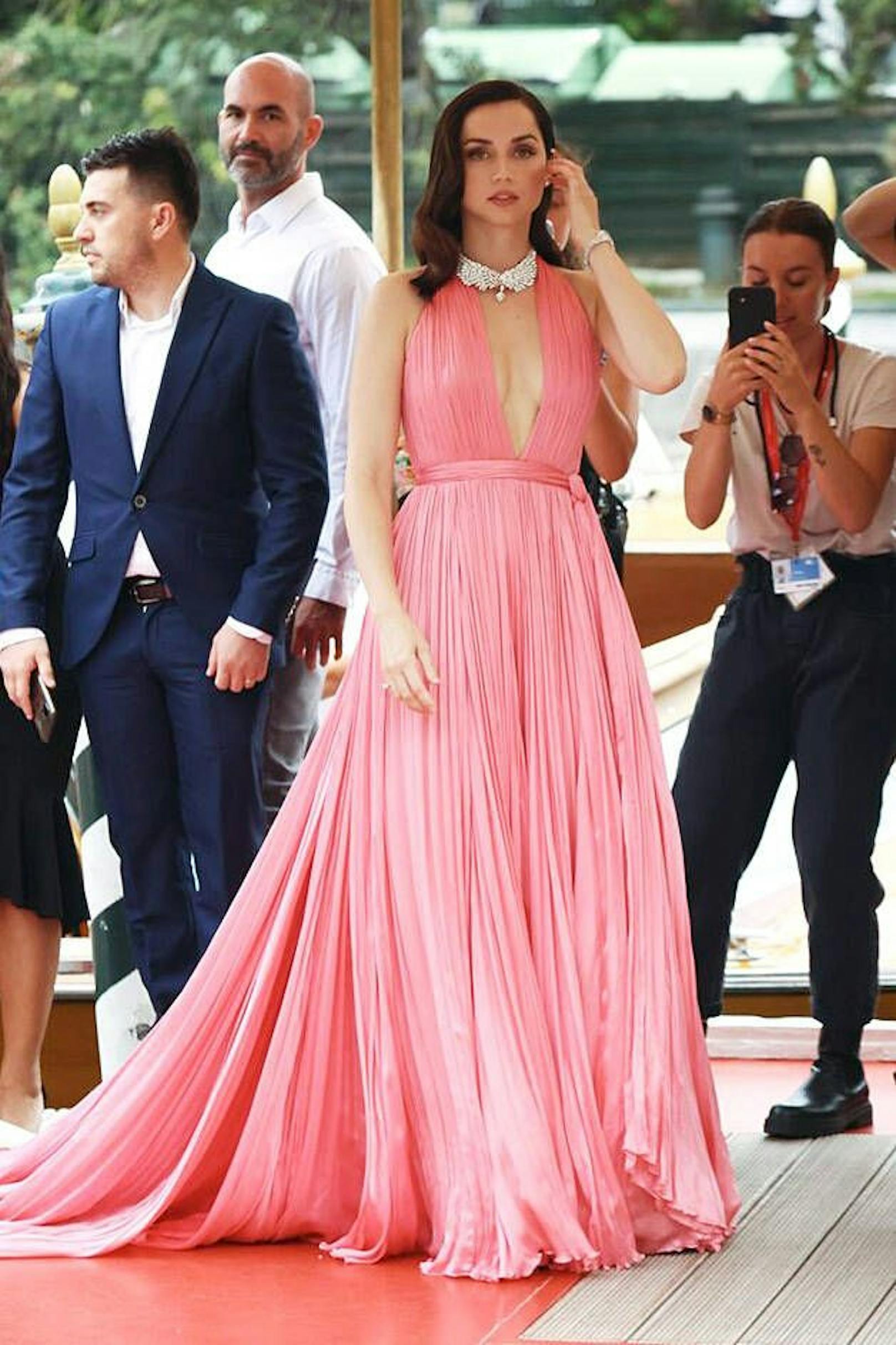 Die Schauspielerin, die im nächsten "Netflix"-Film ("Blonde") Marylin Monroe verkörpert, ist zur Weltpremiere in Venedig mit einem Kleid am Red Carpet zu sehen gewesen, das an das berühmte Kleid der Leinwandgöttin erinnern soll.