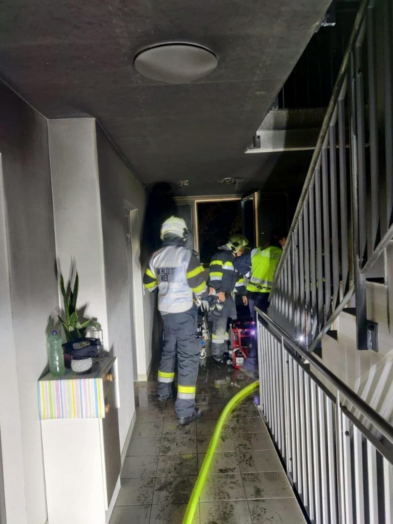 Er leidet unter einer Gehbehinderung und musste aus dem Gefahrenbereich robben.