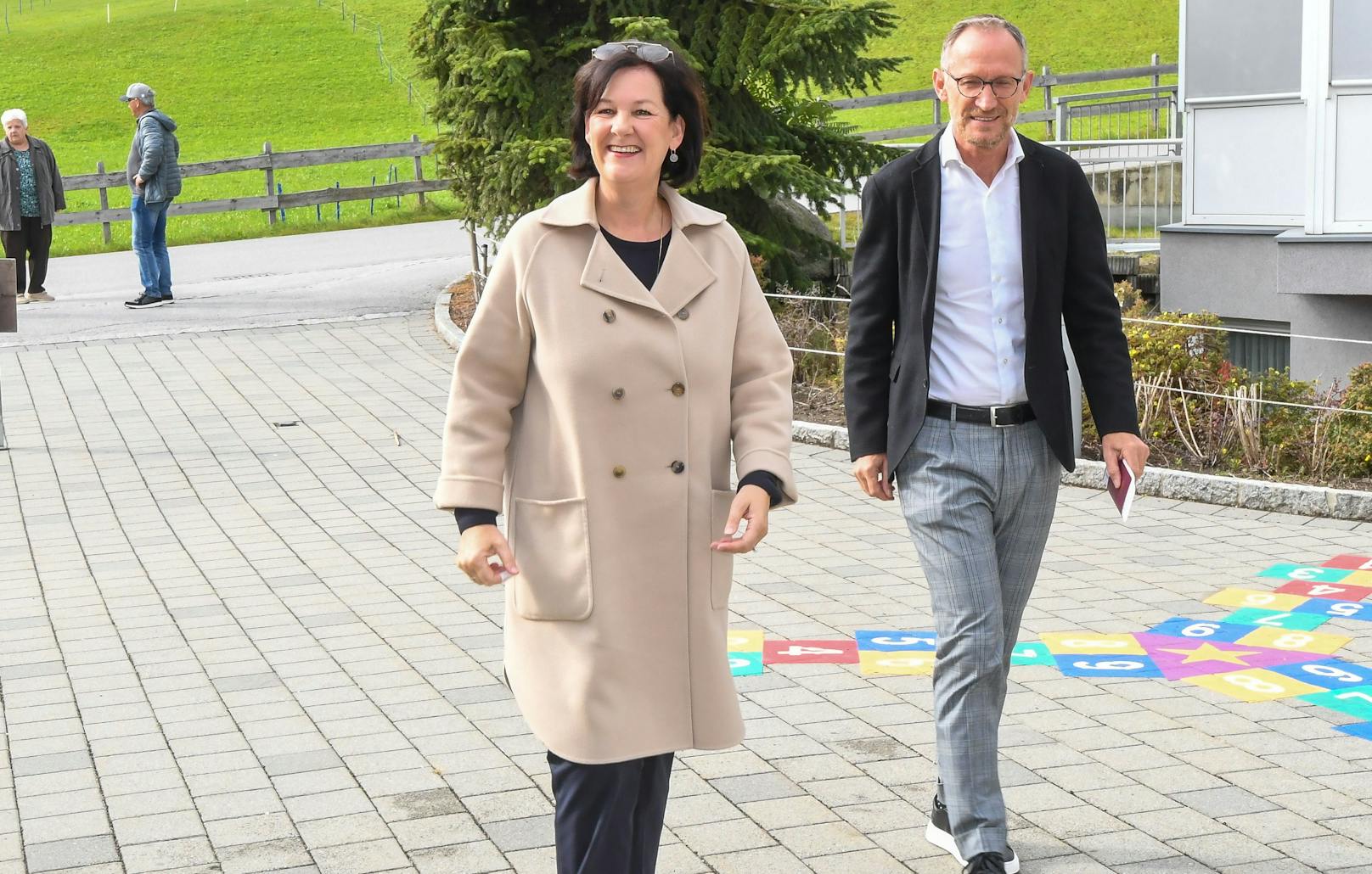 <strong>Andrea Haselwanter-Schneider</strong>, die Spitzenkandidatin der Liste Fritz, bei ihrer Stimmabgabe gemeinsam mit Ehemann Hubert in Oberperfuss.