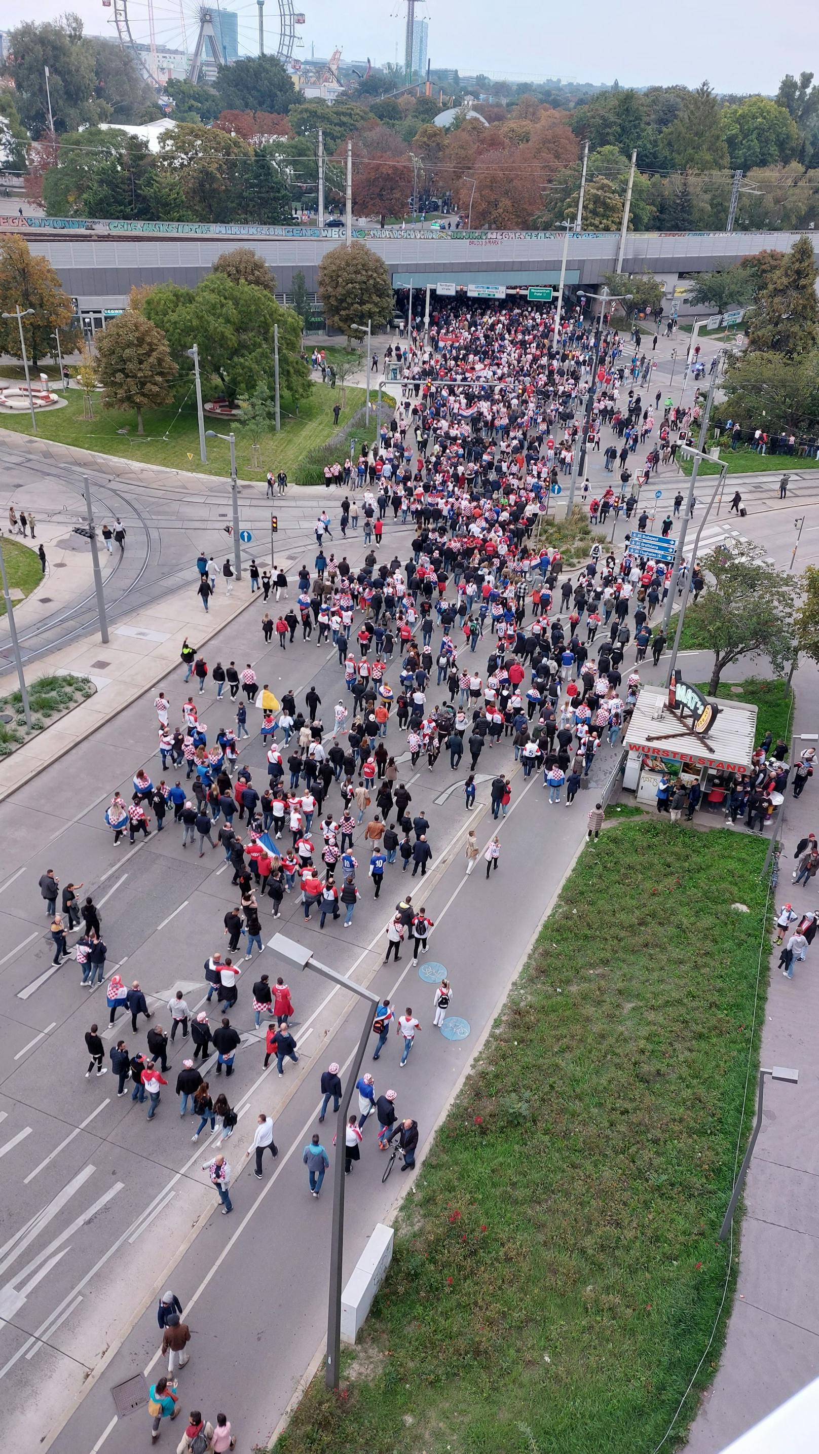 Die kroatischen Fans machen sich nun zu Fuß auf den Weg ins Stadion.