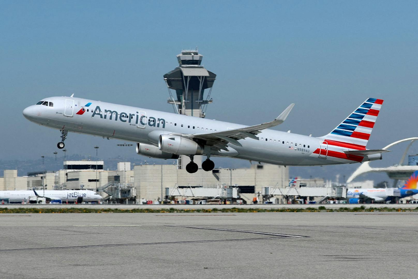 Ein American Airlines Airbus A321 beim Start am Los Angeles International Airport. Archivbild.