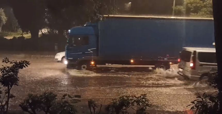 Sintflut-Regen überflutet kroatischen Touristen-Hotspot