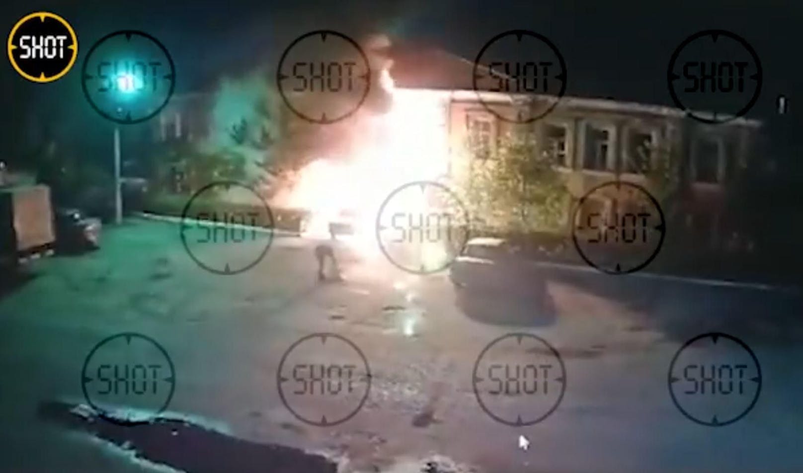 Ein Videoclip zeigt, wie ein Unbekannter ein Einberufungsbüro in der Region Irkutsk in Brand setzt.