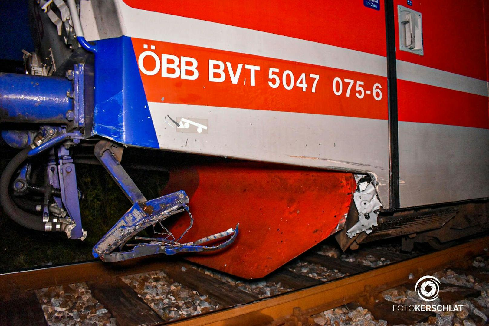 Zug-Unfall am Montag im Bezirk Gmunden! Ein Elektroauto stieß mit einem ÖBB-Zug zusammen.
