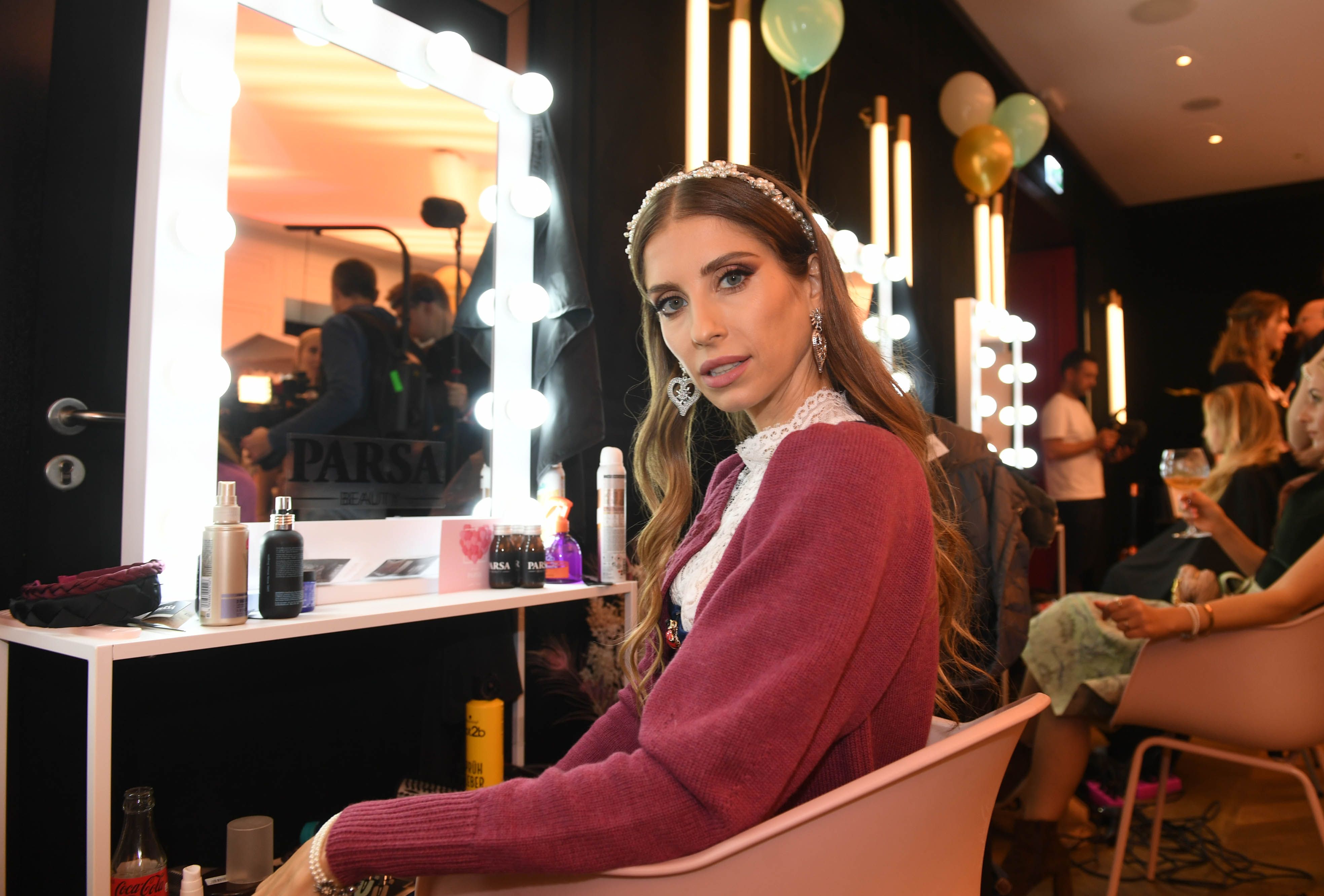 Download von www.picturedesk.com am 26.09.2022 (11:29).  19 September 2022, Bavaria, Munich: Presenter Cathy Hummels sits in front of a makeup mirror at the Roomers hotel before her Wiesn stroll at the Munich Oktoberfest. Photo: Felix Hörhager/dpa - 20220919_PD22296 - Rechteinfo: Rights Managed (RM)