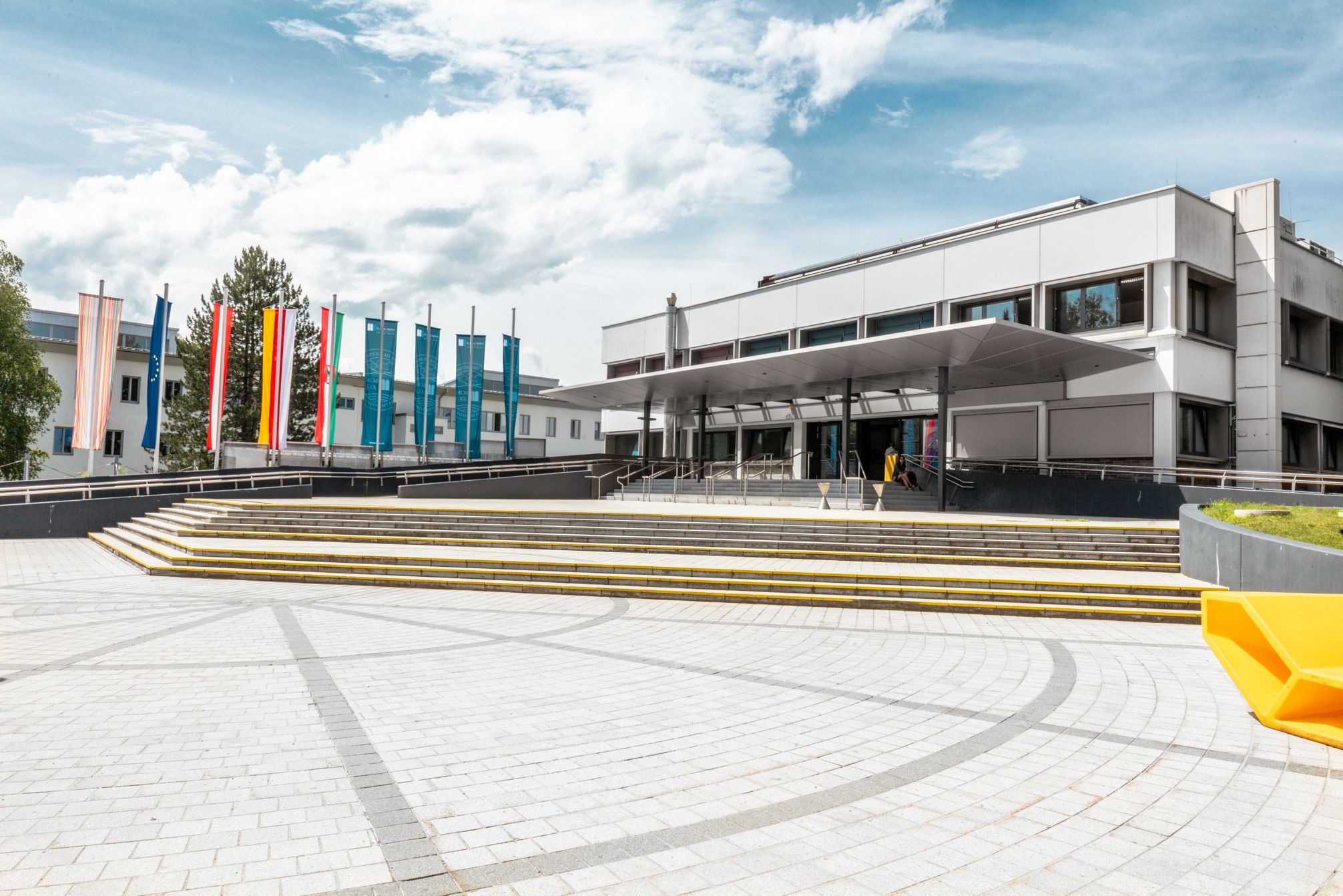 Haupteingang vom Zentralgebäude der Universität Klagenfurt 